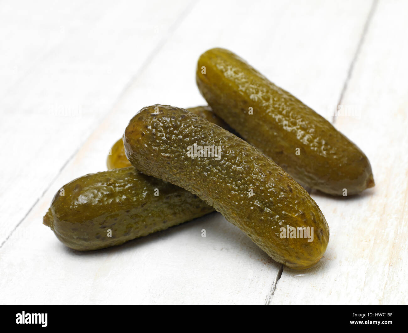 Pepinillos en una mesa Foto de stock