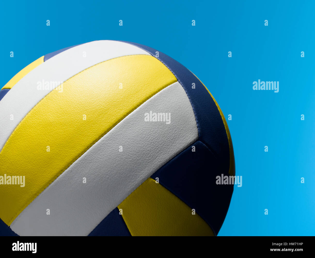 Voleibol ball sobre azul Foto de stock