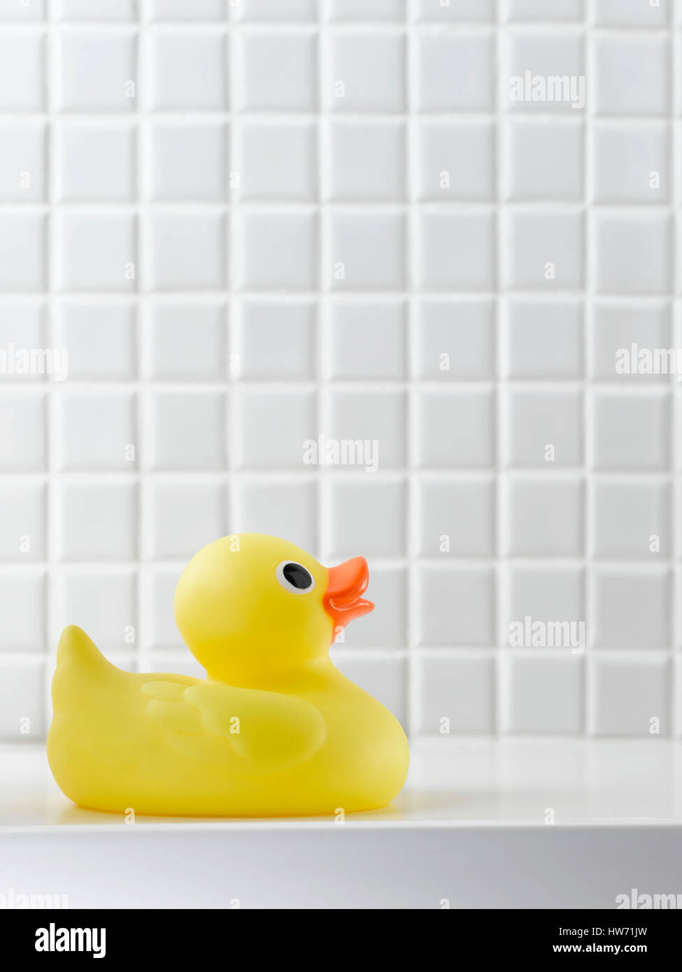 Patito amarillo sobre fondo en mosaico Foto de stock