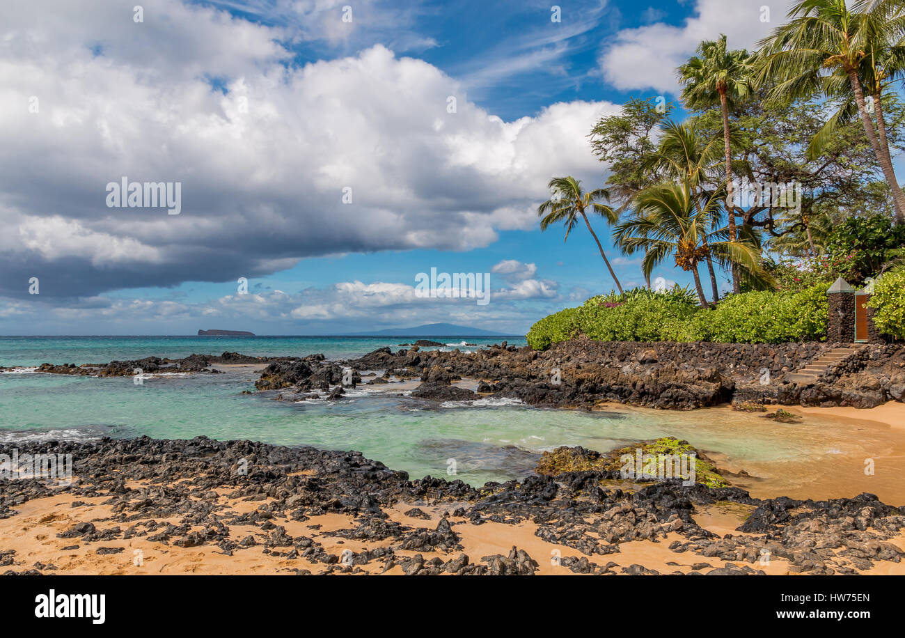 Paisajes con vista al océano tropical de Maui, Hawai, mirando hacia la popular zona de buceo de la isla de Molokini. Foto de stock