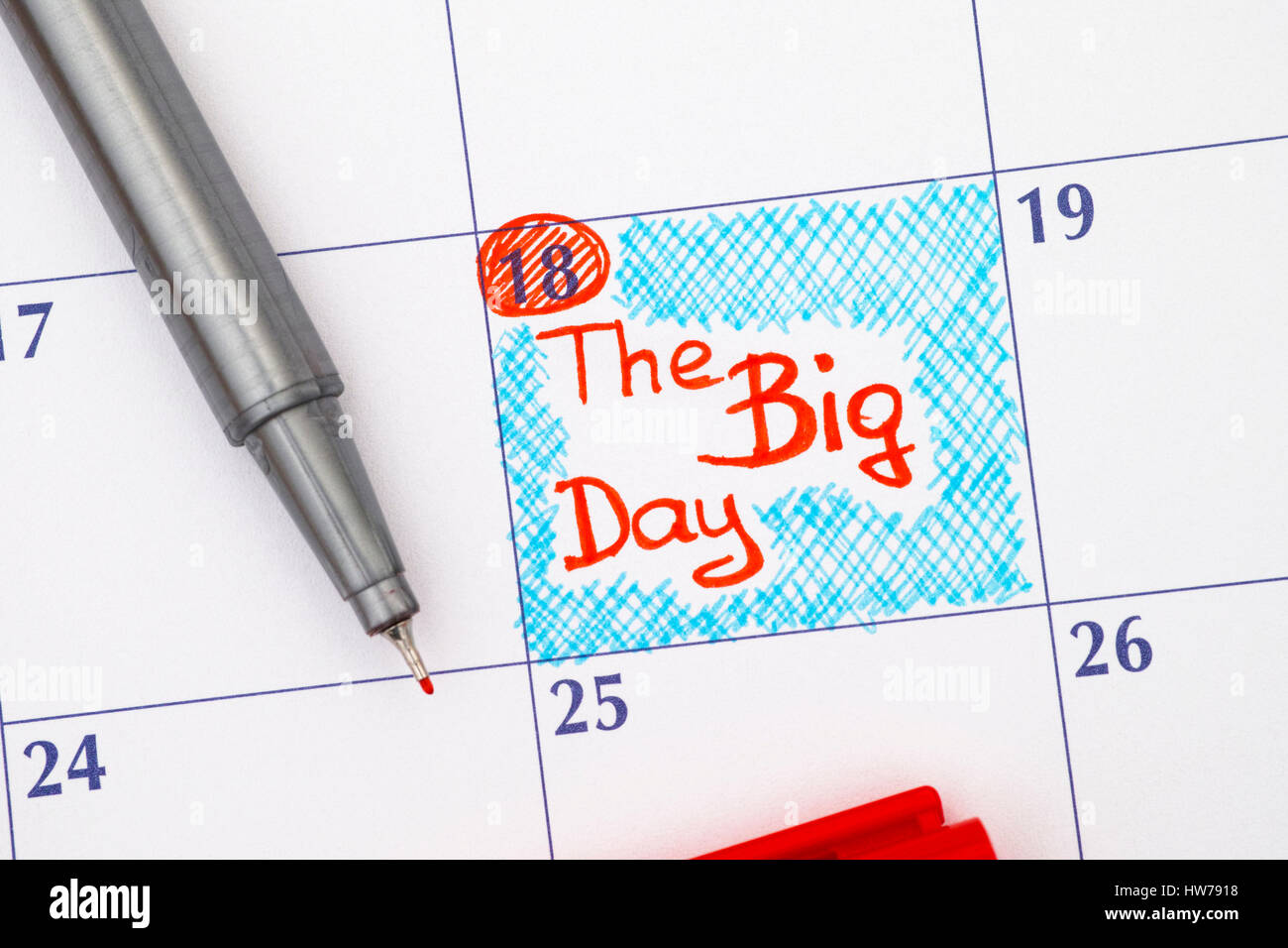Recuerde el día grande en el calendario con lápiz rojo. Foto de stock