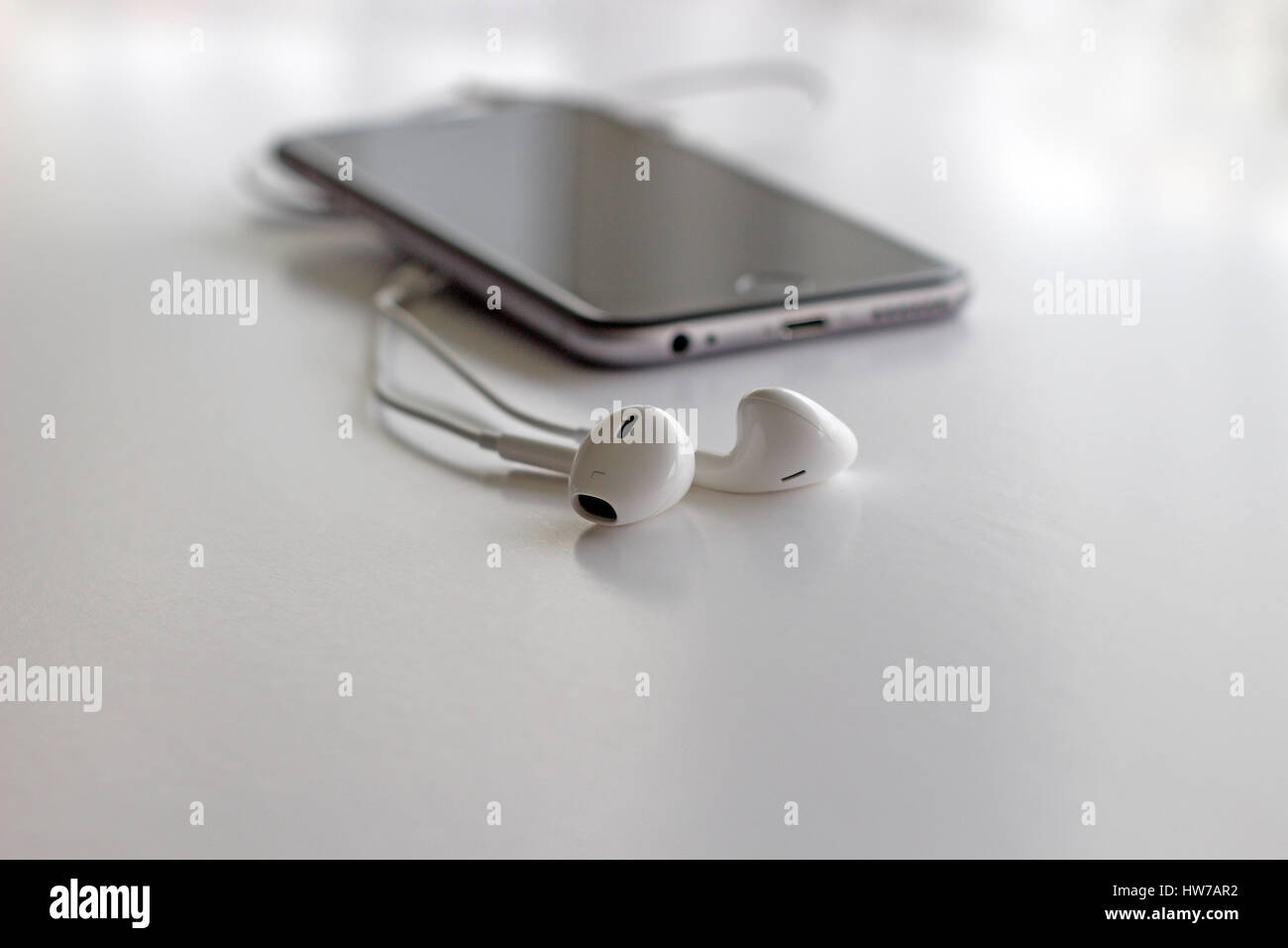 Auriculares iphone fotografías e imágenes de alta resolución - Alamy
