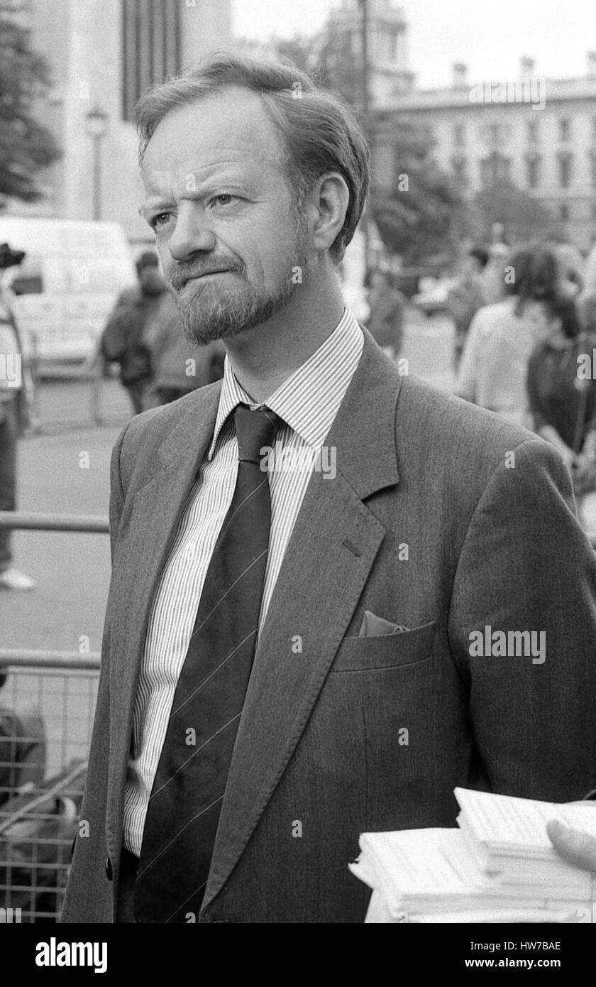 Sombra de Robin Cook, Secretario de Estado para la salud y Miembro del Parlamento del Partido Laborista de Livingstone, fuera de las Casas del Parlamento en Londres, Inglaterra, el 5 de junio de 1990. Foto de stock