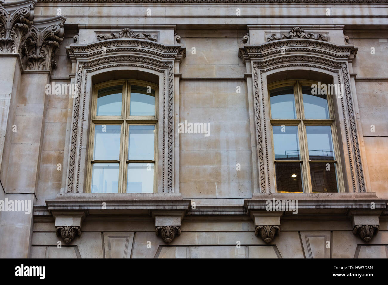 Fachada de un edificio de estilo de arquitectura clásica en Londres Foto de stock