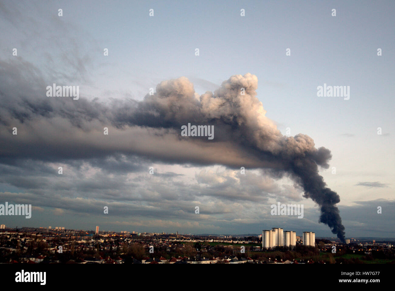 Govan fuego de neumáticos de peligros para la salud en la ciudad de humo Foto de stock