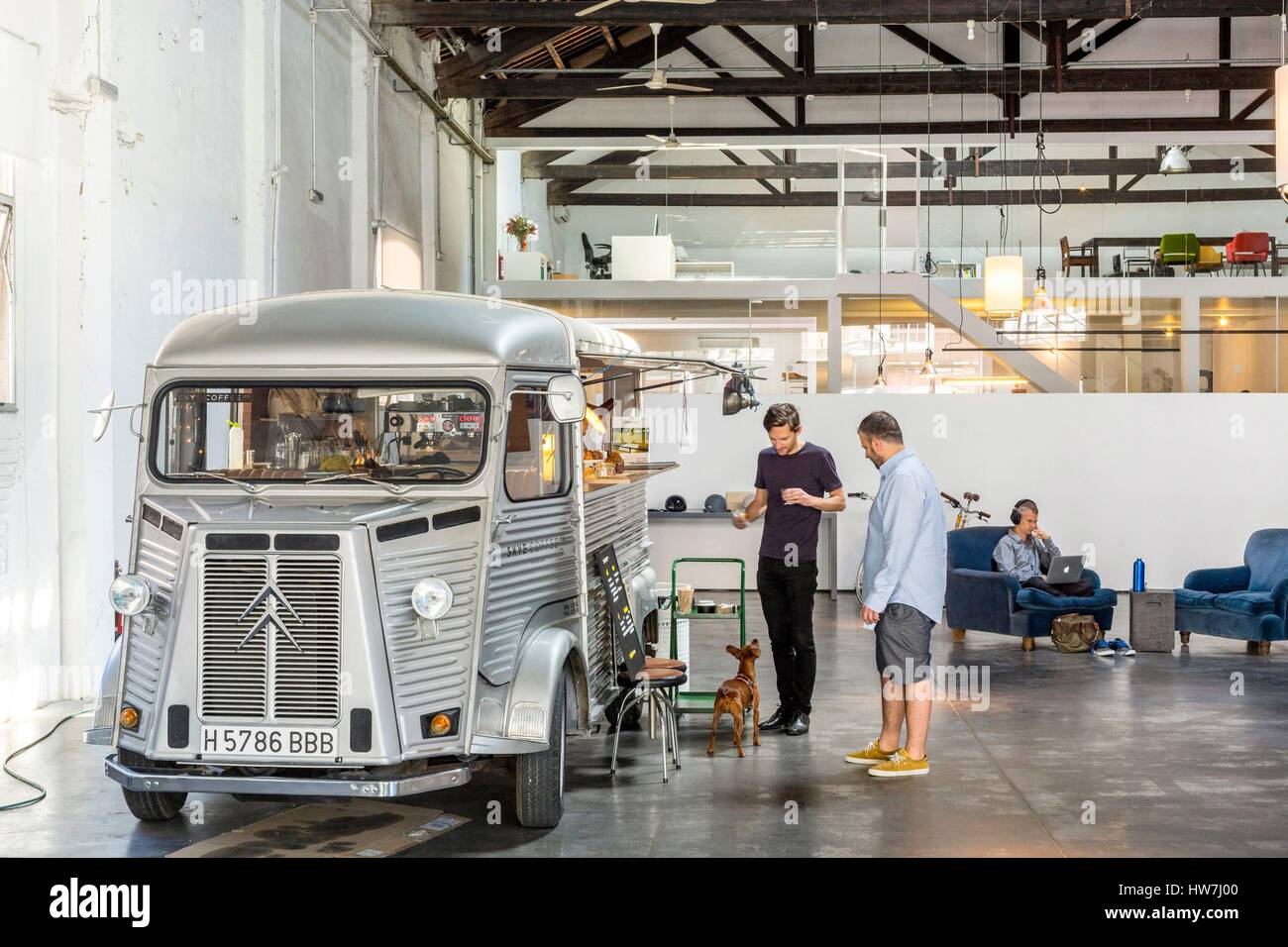 España, Cataluña, Barcelona, Poblenou, Espacio 88 espacio de coworking con el camión de alimentos Skye Coffee Co. instalado en una furgoneta Citroën Foto de stock