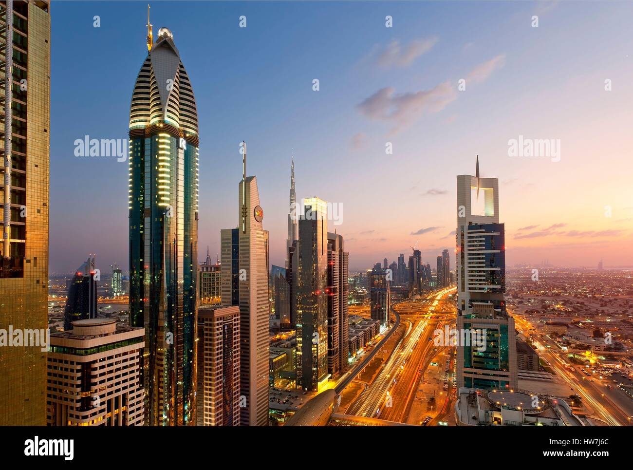 Los Emiratos Árabes Unidos, Dubai, rascacielos de Dubai, el Jeque Zayed Road Foto de stock