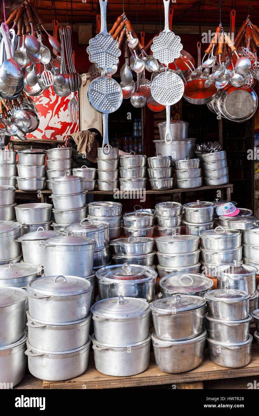 Madagascar, Vakinankaratra, región Ambatolampy, fabrica ollas de aluminio  Fotografía de stock - Alamy