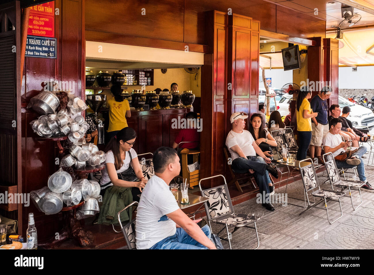 Cafetería en la esquina de la calle, en la ciudad de Ho Chi Minh, Vietnam Foto de stock