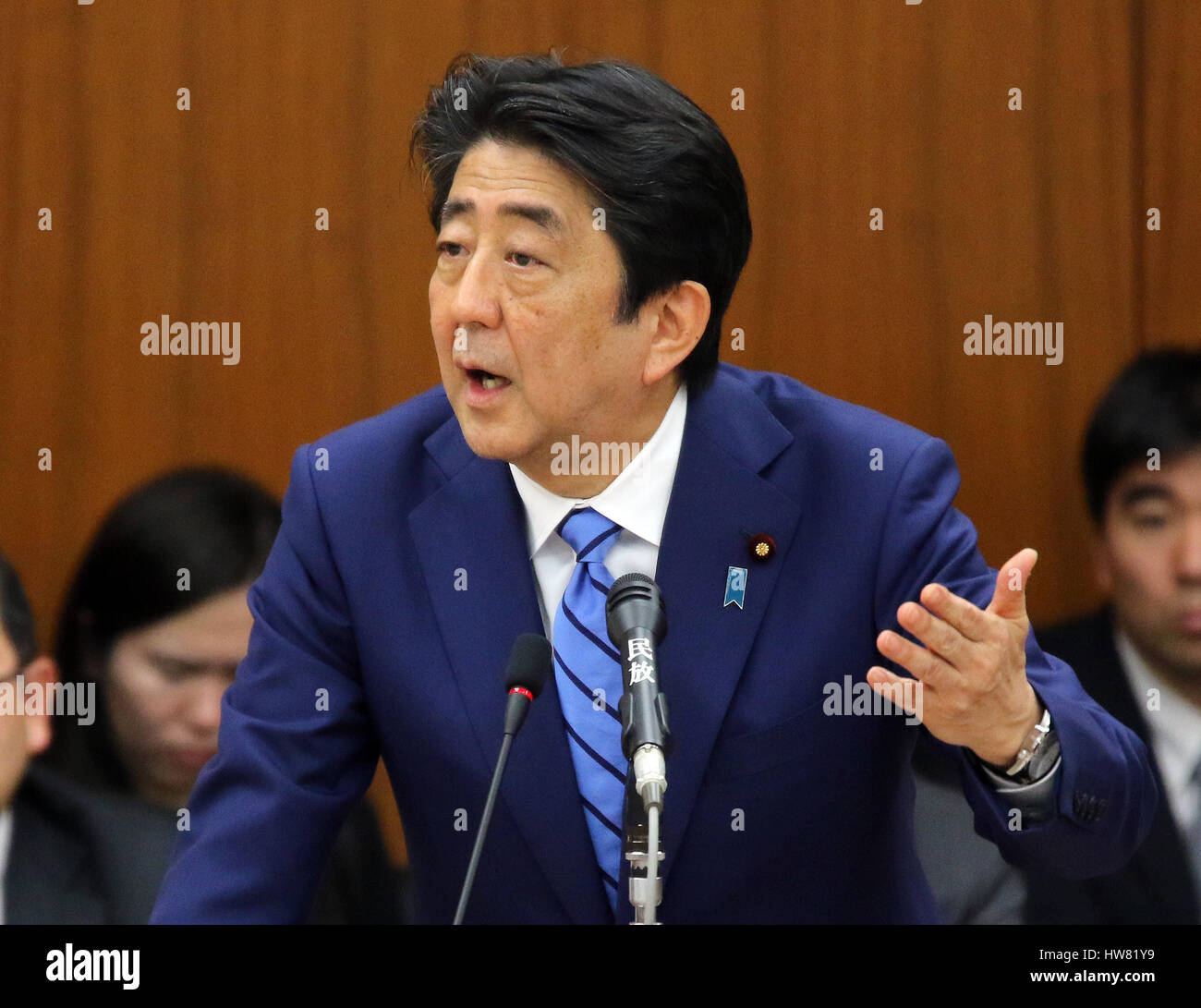 Tokio, Japón. 17 Mar, 2017. Primer Ministro japonés Shinzo Abe, responde a una pregunta de un parlamentario de oposición en la cámara baja la comisión de asuntos exteriores del período de sesiones en la Dieta Nacional en Tokio el viernes, 17 de marzo de 2017. Abe se centran ahora en una tierra tratar el escándalo de una escuela primaria de Osaka como donó a la escuela Yasunori Kagoike operador, informó. Crédito: Yoshio Tsunoda/AFLO/Alamy Live News Foto de stock