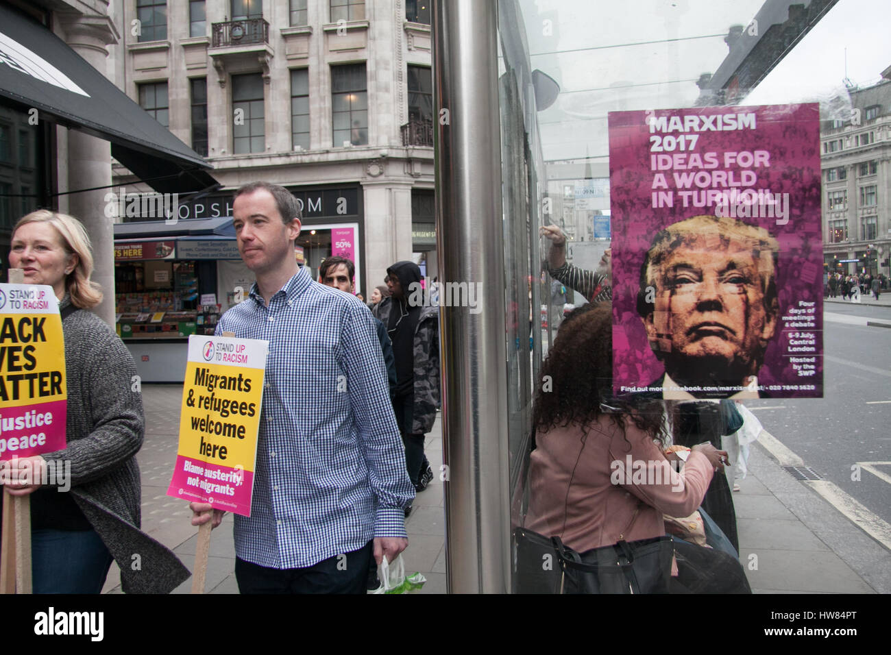 Londres, Reino Unido. 18 de marzo de 2017. Miles de manifestantes de marzo a través del centro de Londres como parte del stand hasta el racismo, los prejuicios contra la islamofobia y el Antisemitismo Crédito: amer ghazzal/Alamy Live News Foto de stock