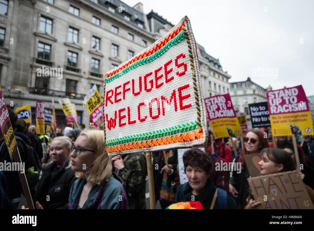 Londres, Reino Unido. 18 de marzo, 2017. Día Internacional de la ONU contra el Racismo, atrae a decenas de miles de manifestantes. © Guy Corbishley/Alamy Live News Foto de stock