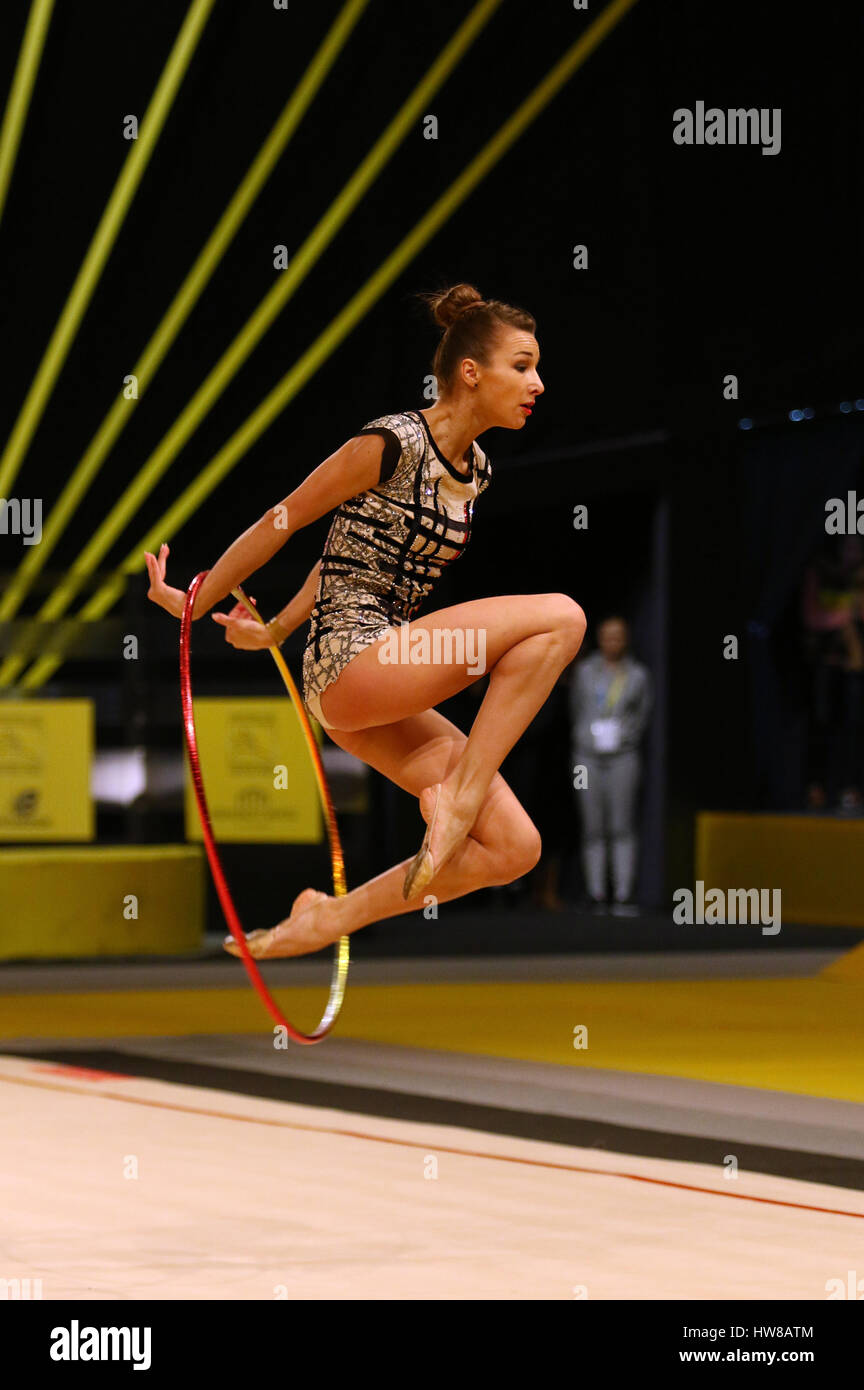 Kiev, Ucrania. 18 de marzo, 2017. Gimnasta rítmica Viktoria Mazur de Ucrania realiza con aro durante el Grand Prix de gimnasia Rhytmic 'Deriugina Cup' en el Palacio de los deportes en Kiev, Ucrania. Crédito: Oleksandr Prykhodko/Alamy Live News Foto de stock