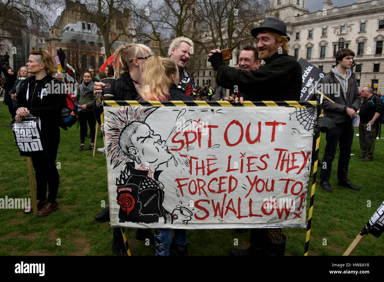 Londres, Reino Unido. 18 de marzo de 2017. Los manifestantes anti-racismo están sosteniendo un cartel que decía: 'Spit las mentiras que te obliga a tragar" Foto de stock