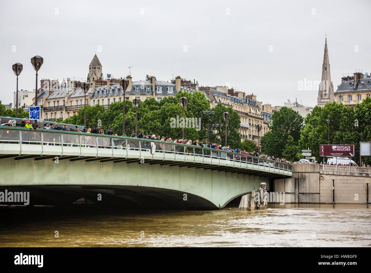 Francia, Paris, área catalogado como Patrimonio Mundial por la UNESCO, la inundación del río Sena, el 3 de junio de 2016 con una altura cerca de 5,80m, el Pont de l'Alma Foto de stock