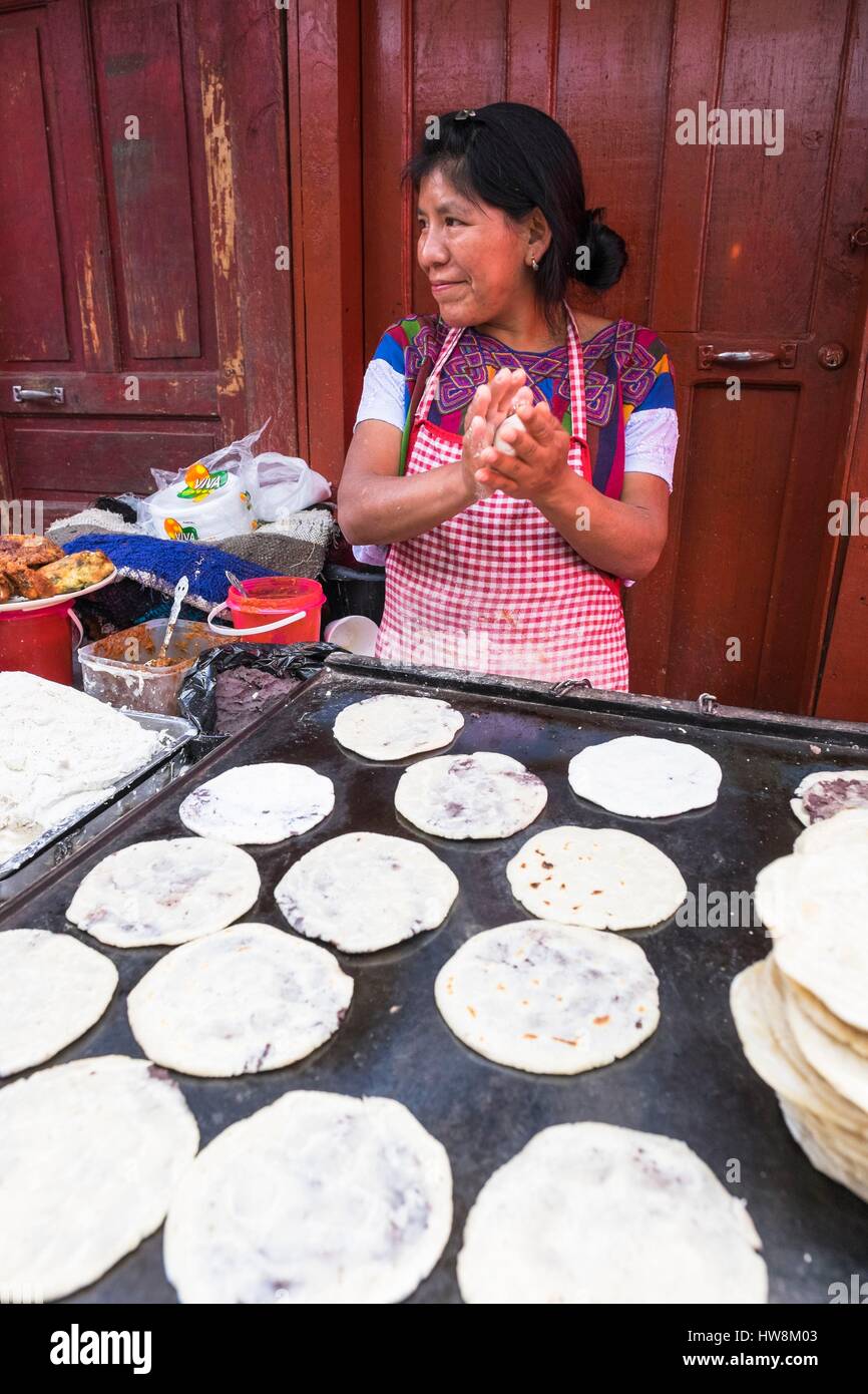 Hacer tortillas hechas a mano fotografías e imágenes de alta resolución