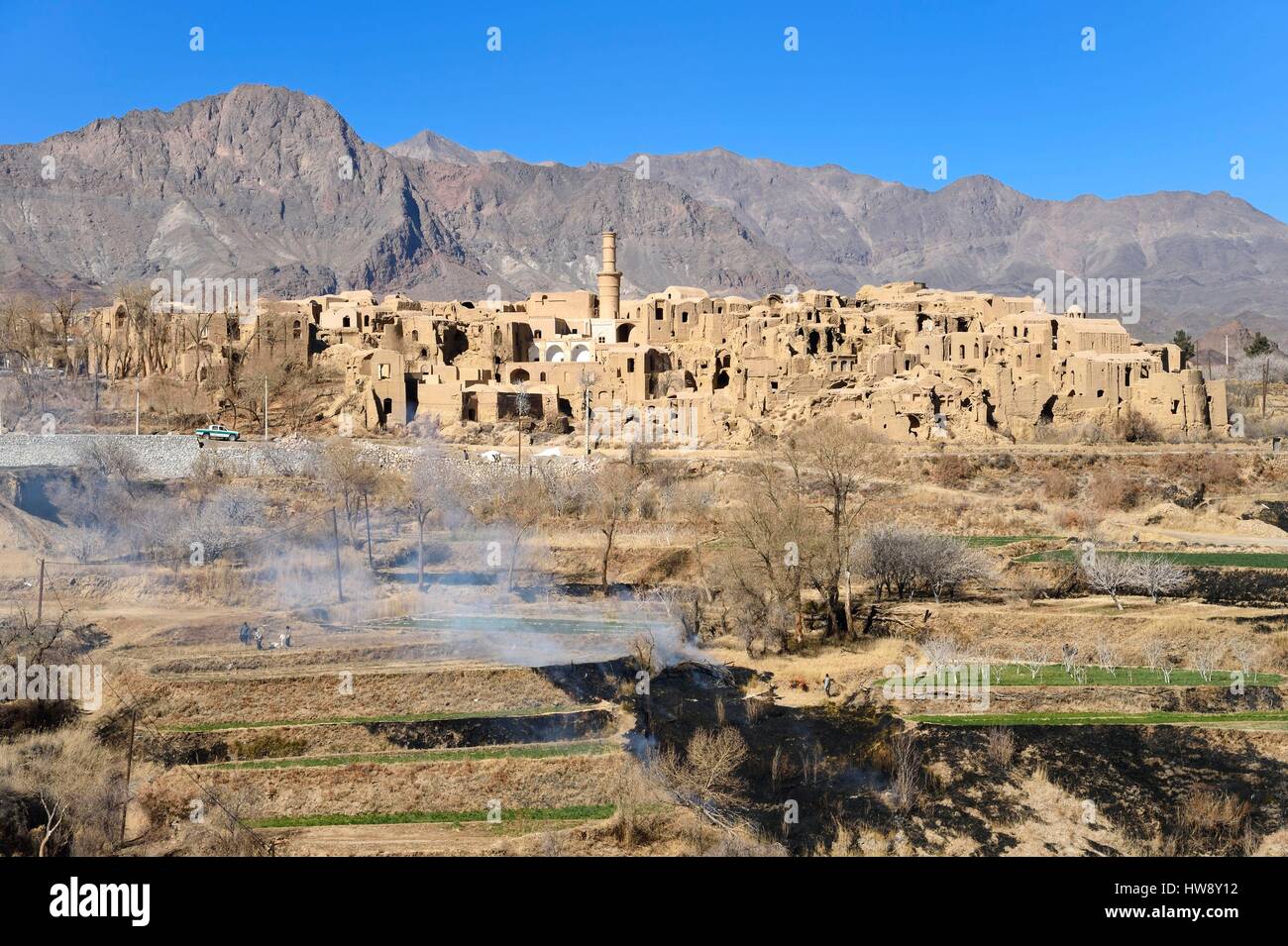 Irán, en la provincia de Yazd, en el borde del desierto de Dasht-e Kavir, Kharanaq pueblo antiguo con sus ladrillos de barro (adobe) casas con vistas al valle Andjir Foto de stock