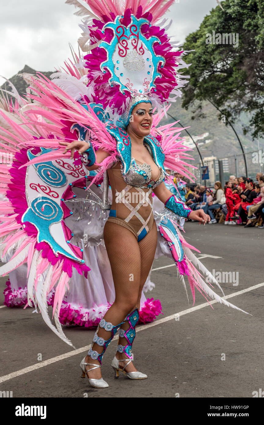 Mujer vestida de elaborar disfraces bailando en el carnaval de Tenerife  procesión Fotografía de stock - Alamy