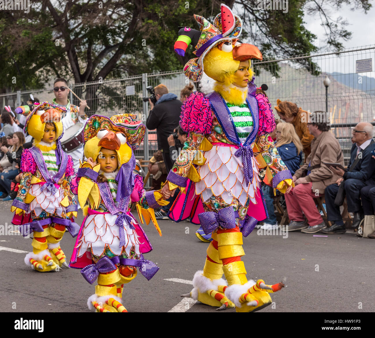 Los niños pequeños en elaborar los disfraces en el desfile de Carnaval de  Tenerife Fotografía de stock - Alamy