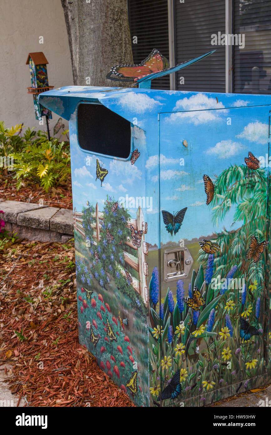 Contenedores de basura decorados pintados en Lake Placid Florida conocida como la Ciudad de los Murales Foto de stock