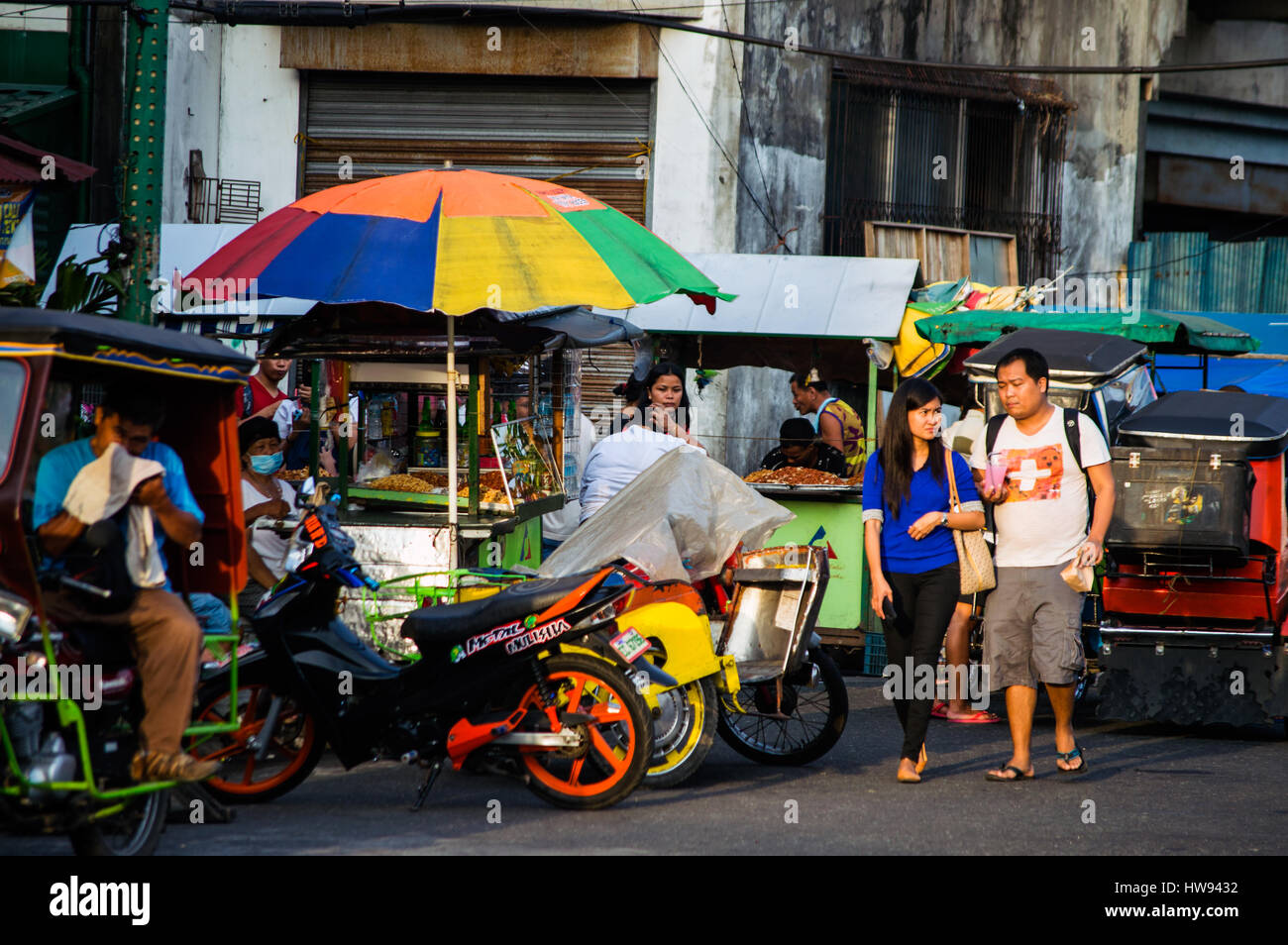 Escena de una calle con puestos de comida, Avenue, Quezon City, Filipinas, Legazpi Foto de stock