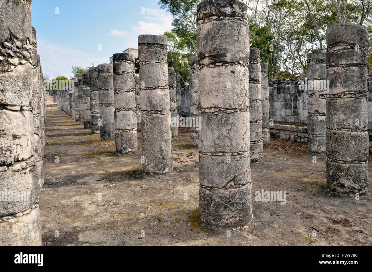 El Grupo de las Mil Columnas, la sala de las columnas, 1000 Oeste columnata, histórica ciudad maya de Chichen Itza, pista, Yucatan. Foto de stock