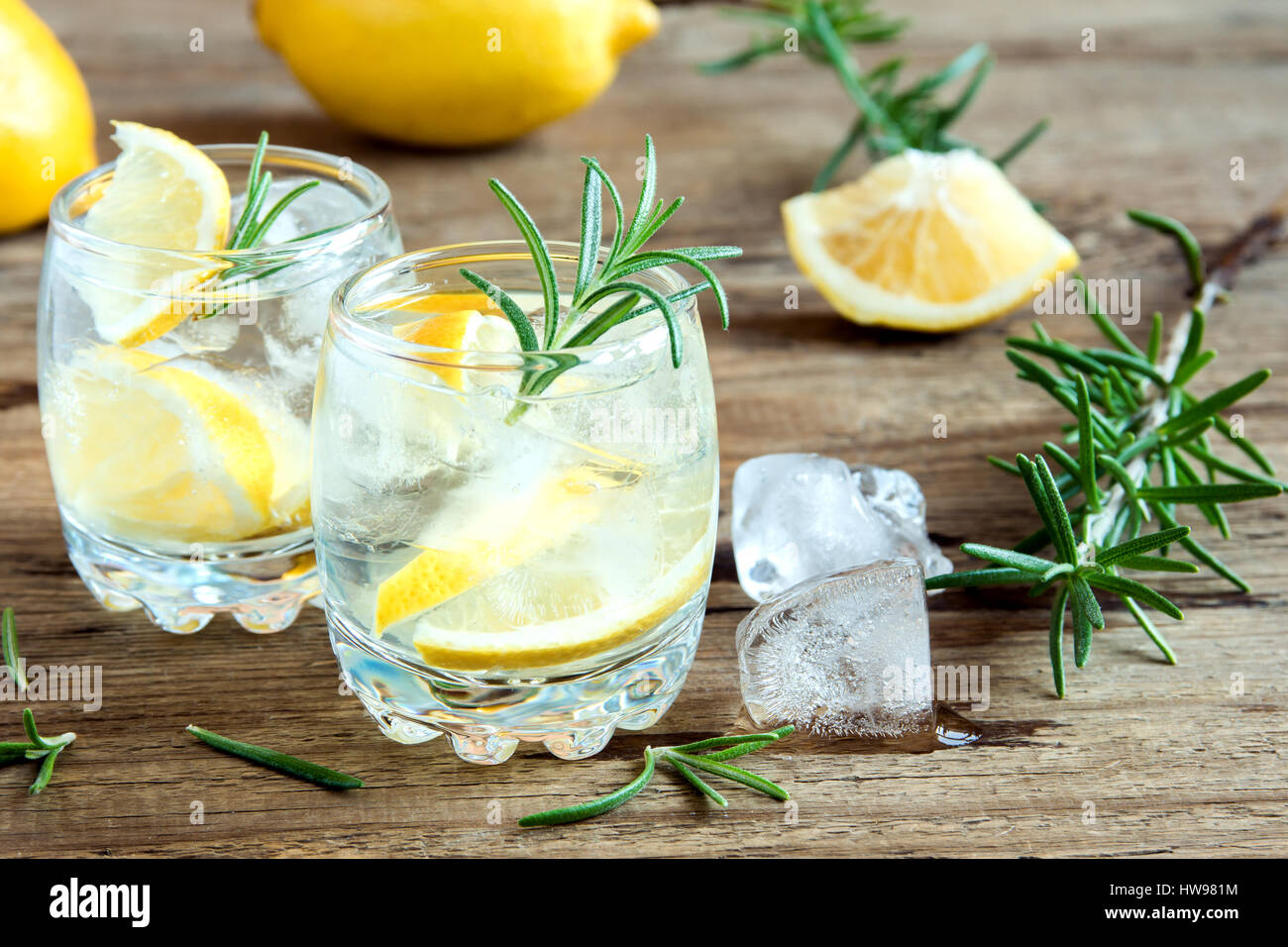 La bebida alcohólica (gin tonic cócteles) con limón, romero y hielo sobre la de madera rústica, espacio de copia Fotografía de stock - Alamy