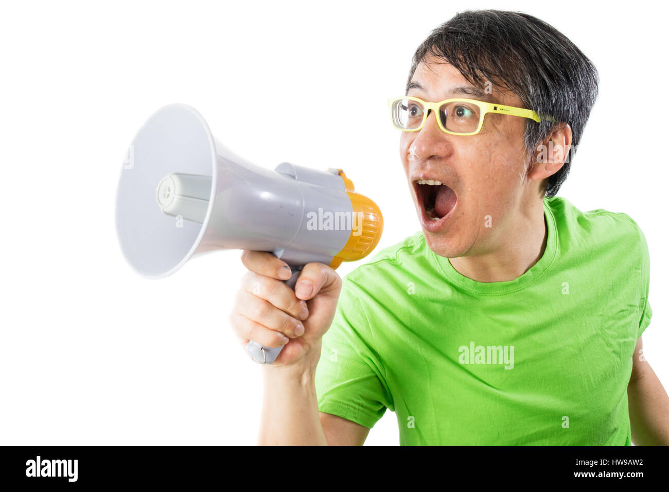 Hombre chino asiático gritando con un megáfono aisladas en fondo blanco. Foto de stock