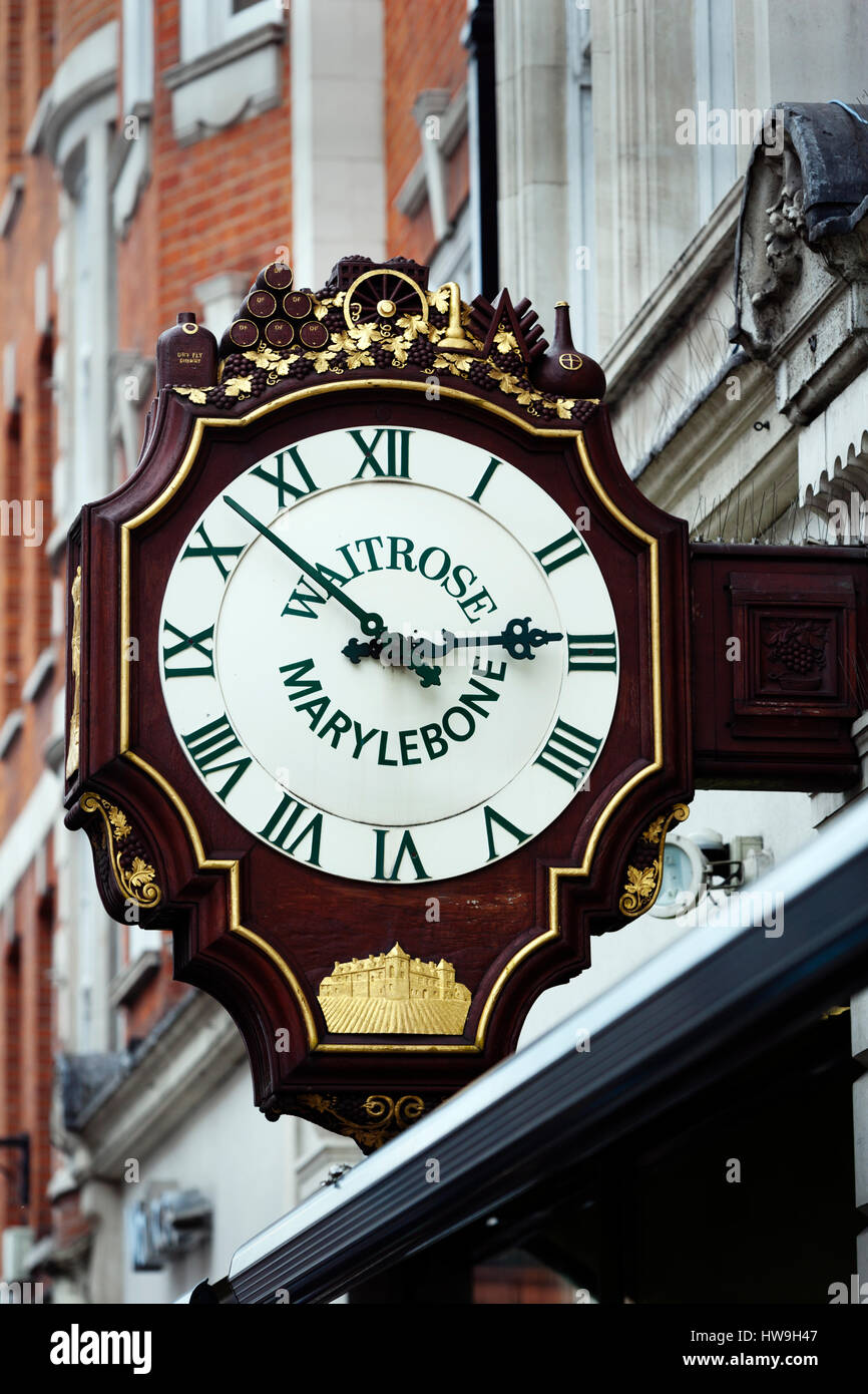 Supermercado Waitrose reloj externo, Marylebone High Street, Londres W1, Inglaterra, Reino Unido. Foto de stock
