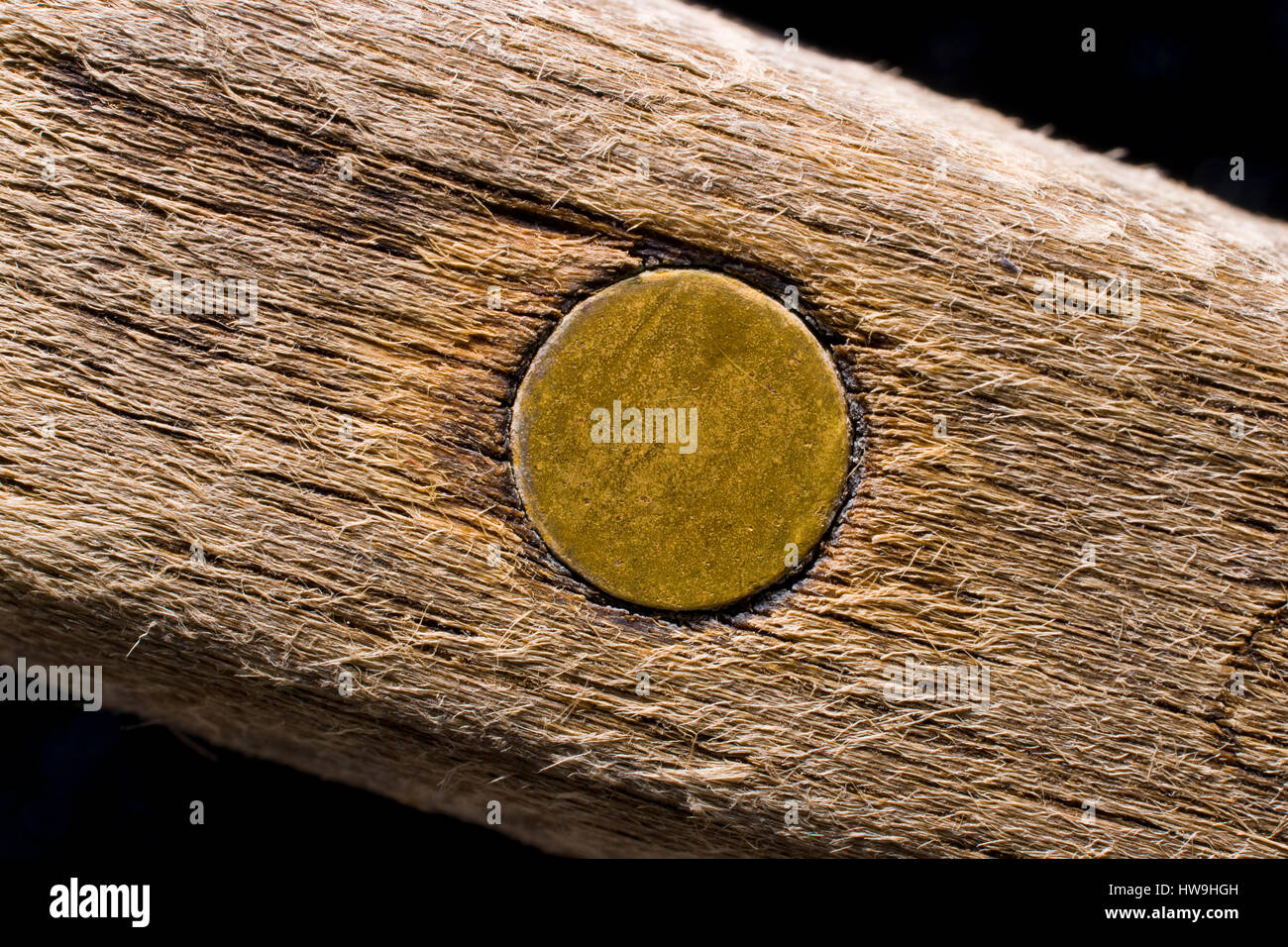 Cierre de latón remache en mango de madera Foto de stock