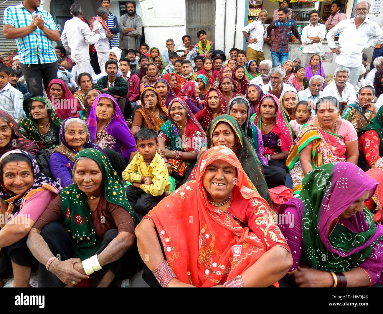 Grupo de mujeres en saris coloridos en el festival en junagadh, india Foto de stock