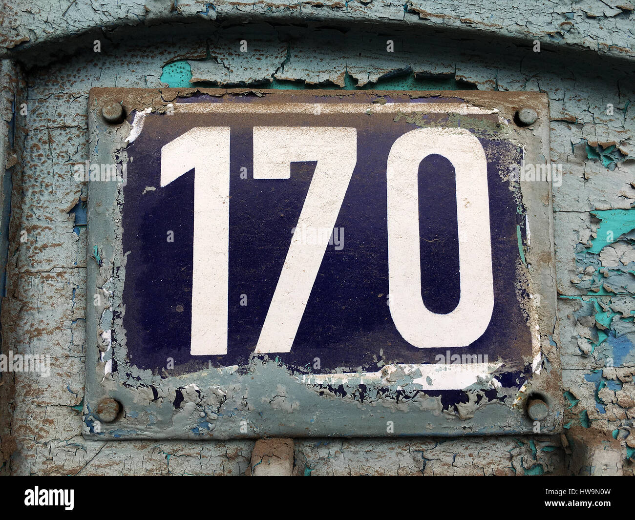 Vintage grunge metálico cuadrado chapa oxidada de número de dirección de calle con número closeup Foto de stock