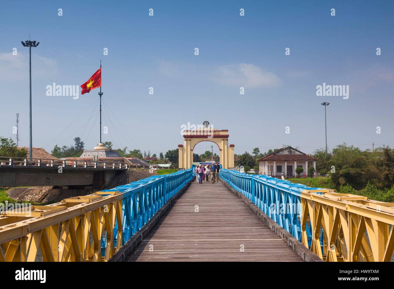 Vietnam, DMZ, zona de la provincia de Quang Tri, Ben Hai, War Memorial en el sitio del antiguo Vietnam del Norte y Vietnam del Sur puesto fronterizo, puente que cruza el río Ben Hai Foto de stock