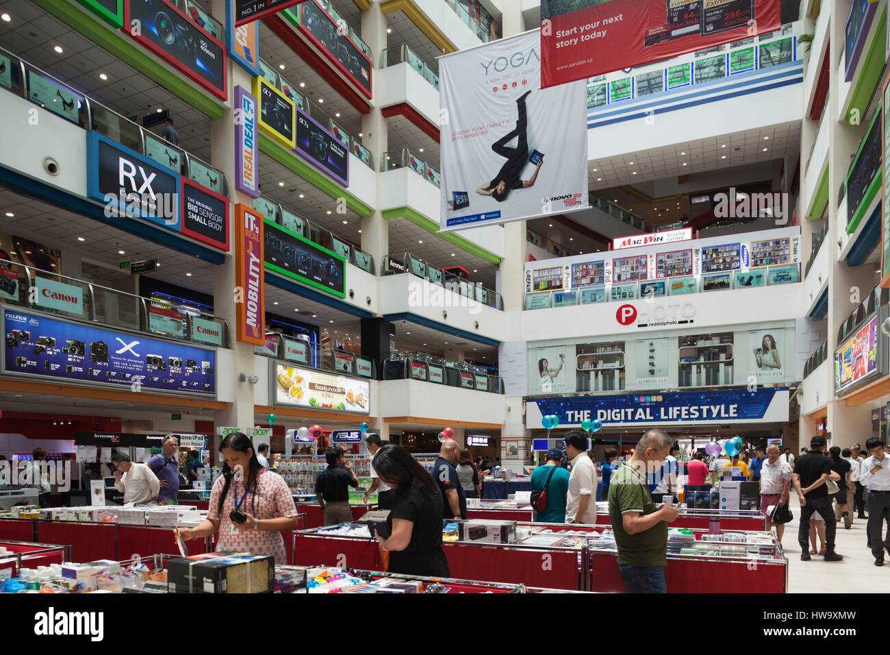 Singapur, Funan Vida Digital Mall, el centro comercial de electrónica,  interior Fotografía de stock - Alamy