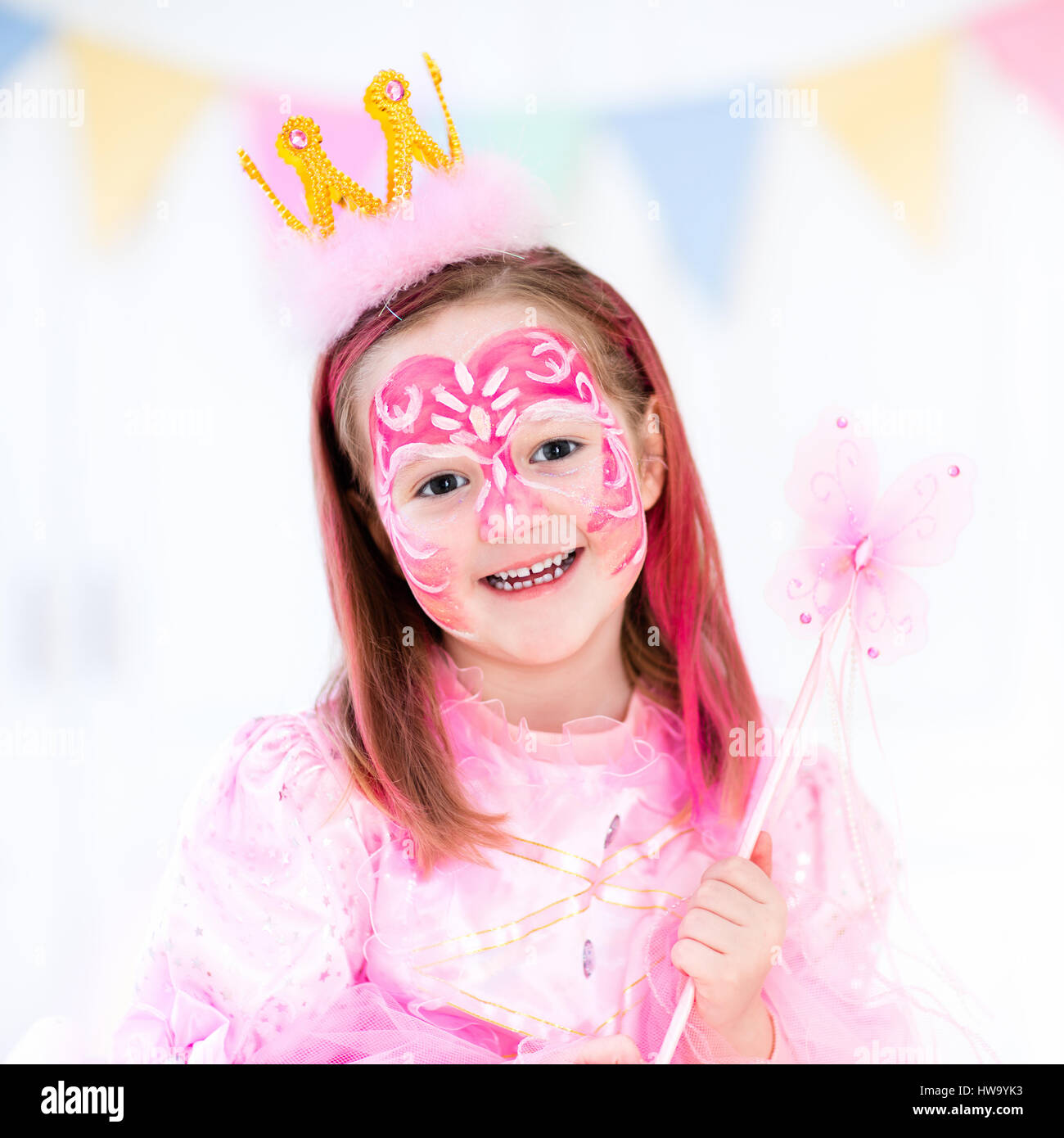 Pintura de cara para la niña. Princesa y fairy tema fiesta de cumpleaños  con la pintura facial artista y vestuario para niños preescolares. Los niños  celebrando Hallow Fotografía de stock - Alamy