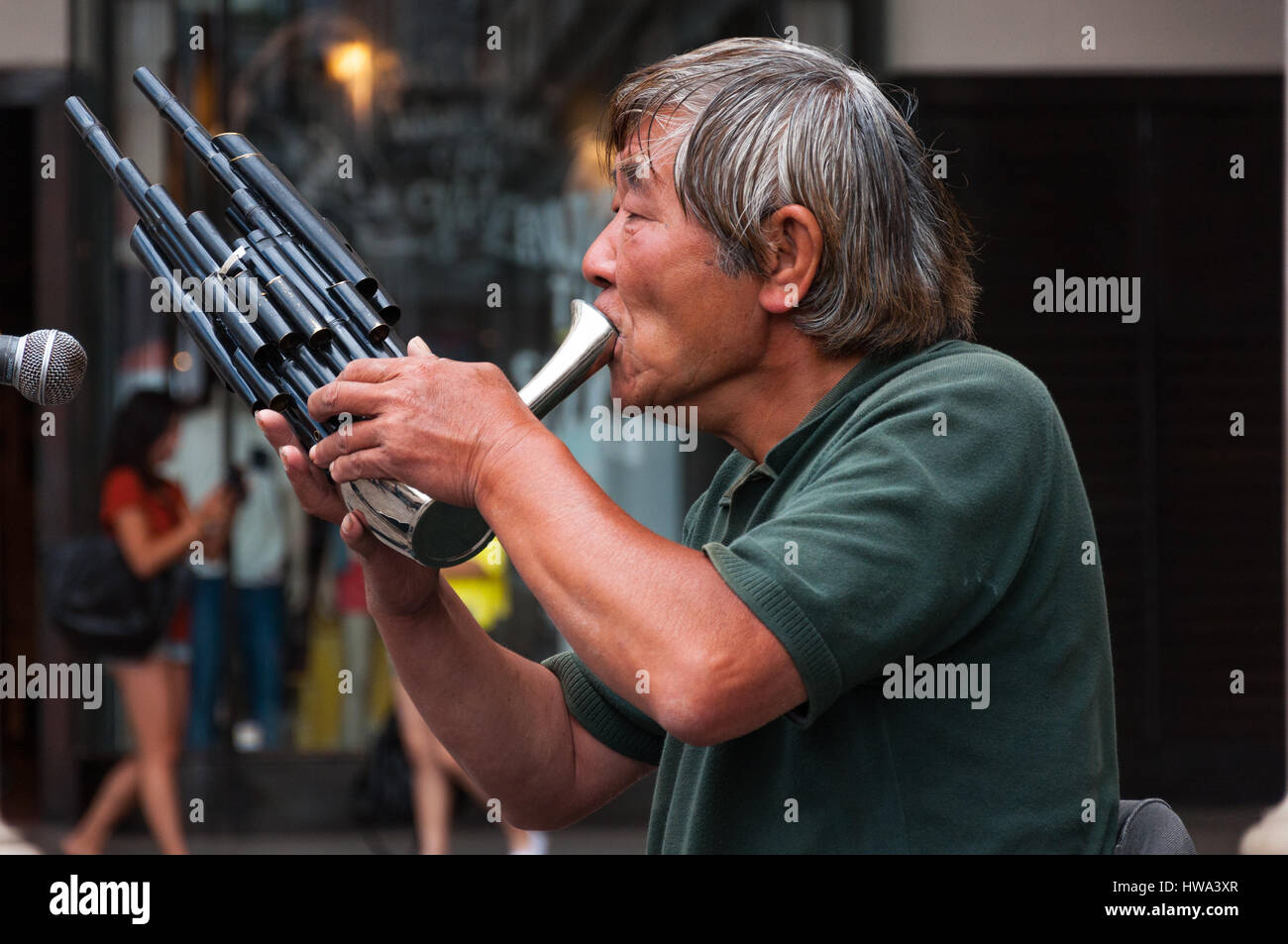 El hombre desempeña un Sheng, un antiguo instrumento de viento musical chino  Fotografía de stock - Alamy