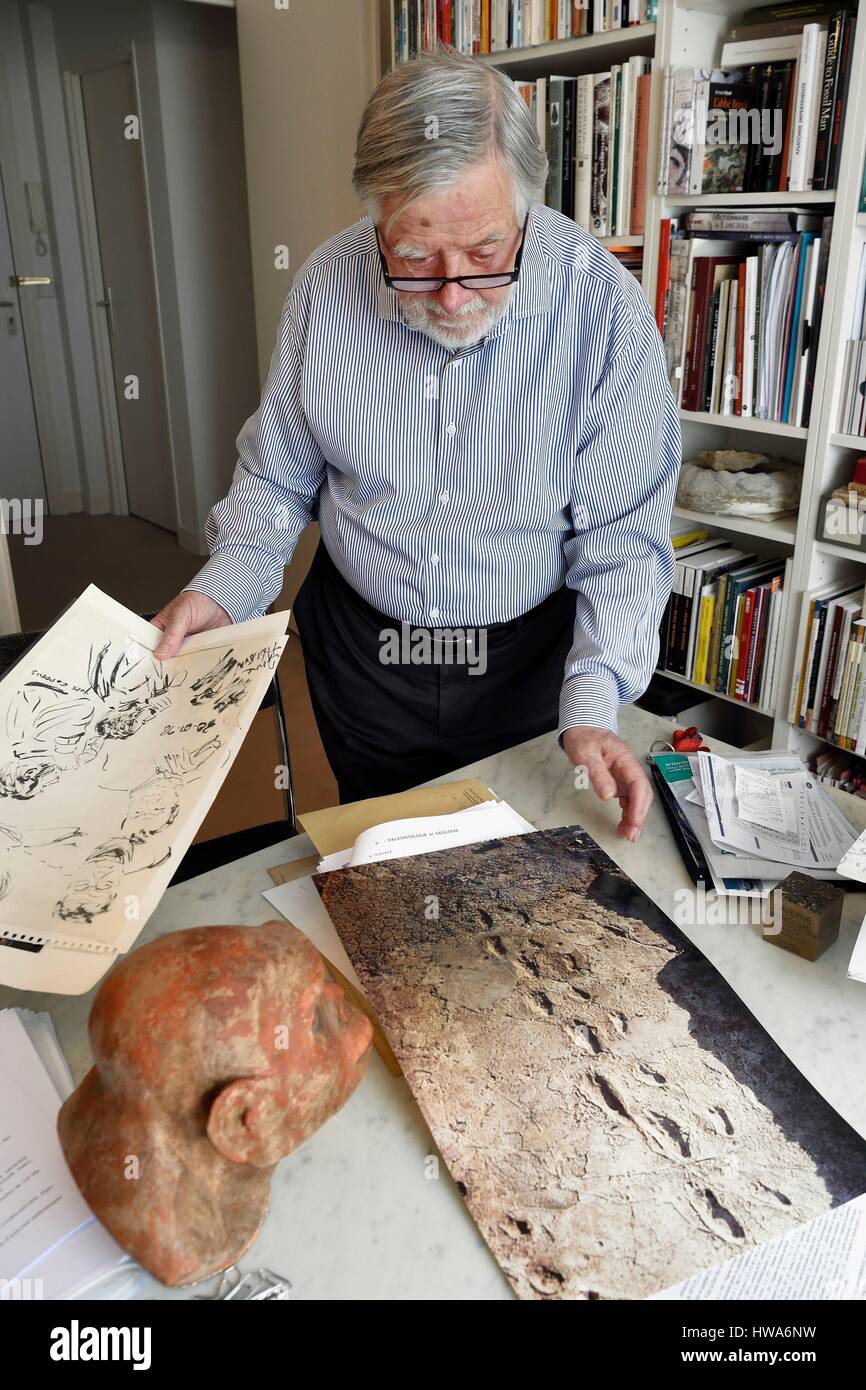 Francia, Paris, el paleontólogo paleoanthropologist francés Yves Coppens, profesor en el Collège de France, en la oficina de su casa, en París, Foto de stock
