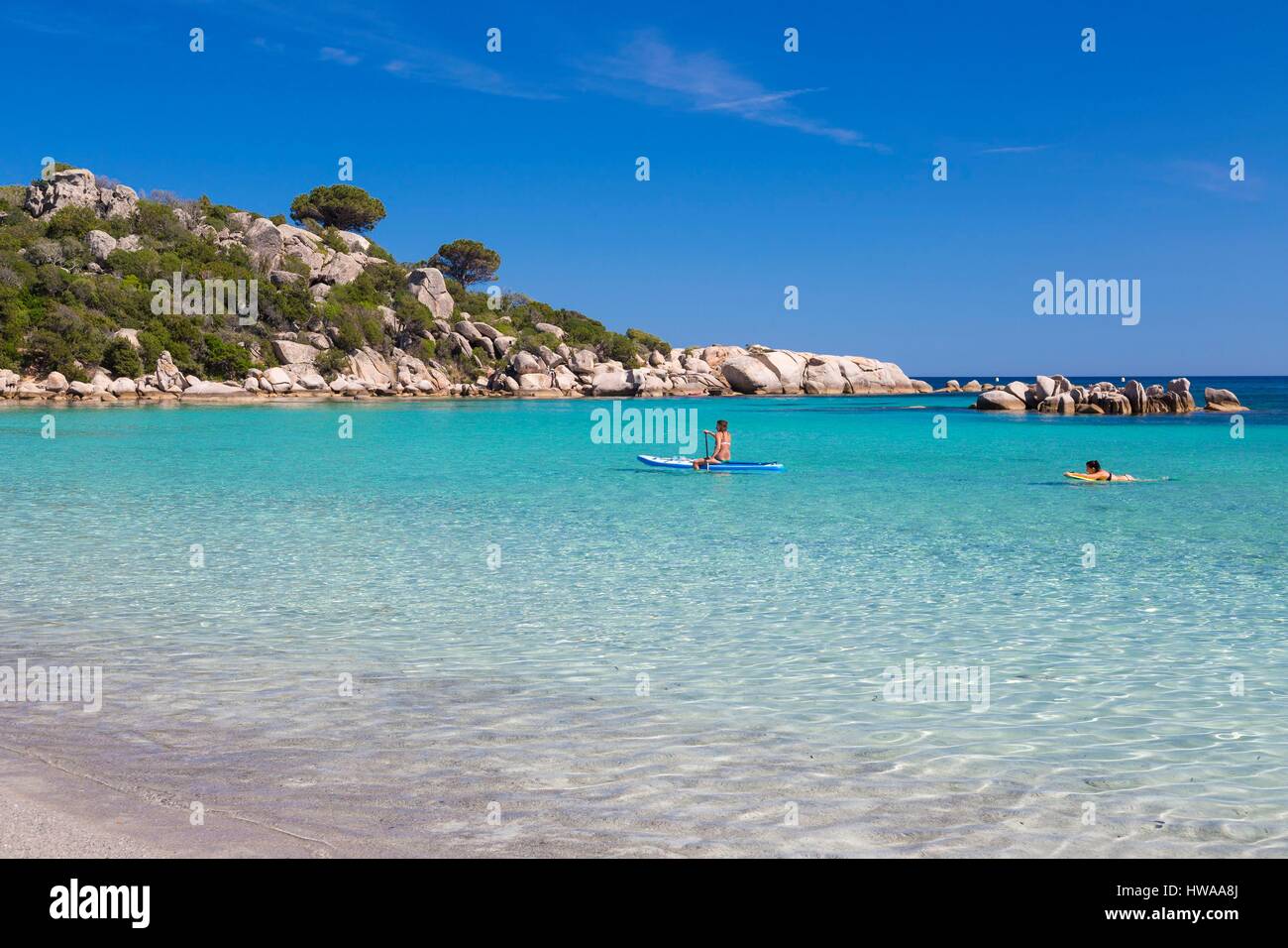 Francia, Corse du Sud, Porto Vecchio, las rocas en la playa de Santa Giulia Foto de stock