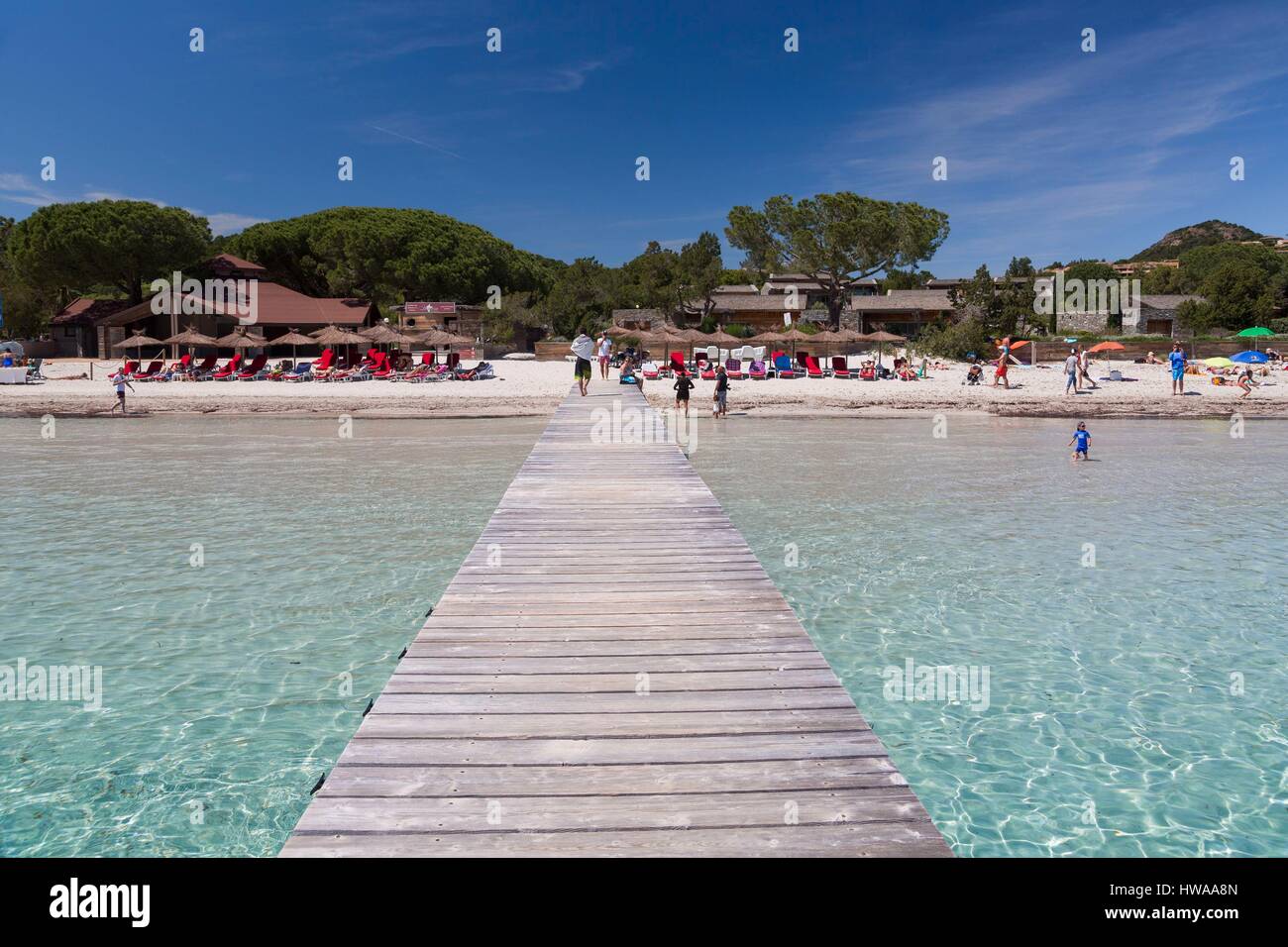 Francia, Corse du Sud, Porto Vecchio, el pontón en la playa de Santa Giulia Foto de stock