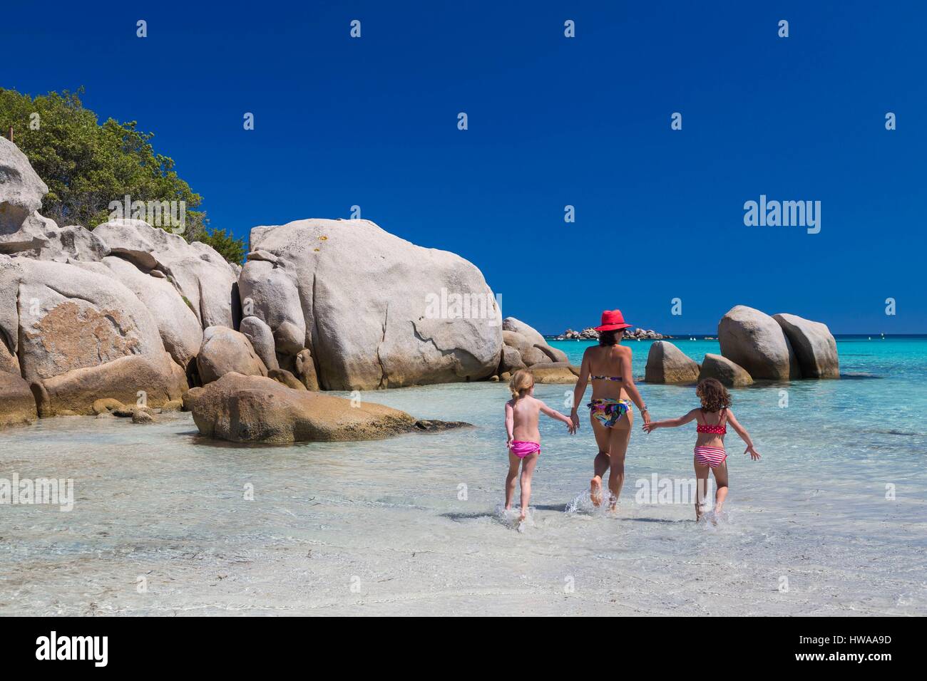 Francia, Corse du Sud, Porto Vecchio, las rocas en la playa de Santa Giulia Foto de stock