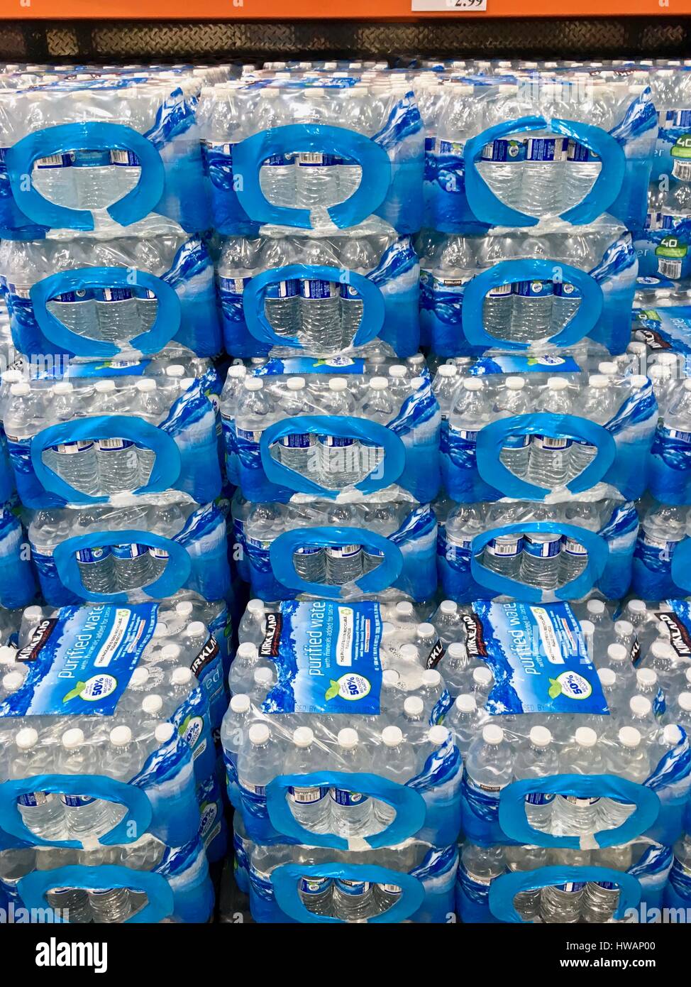 Comprando agua embotellada fotografías e imágenes de alta resolución