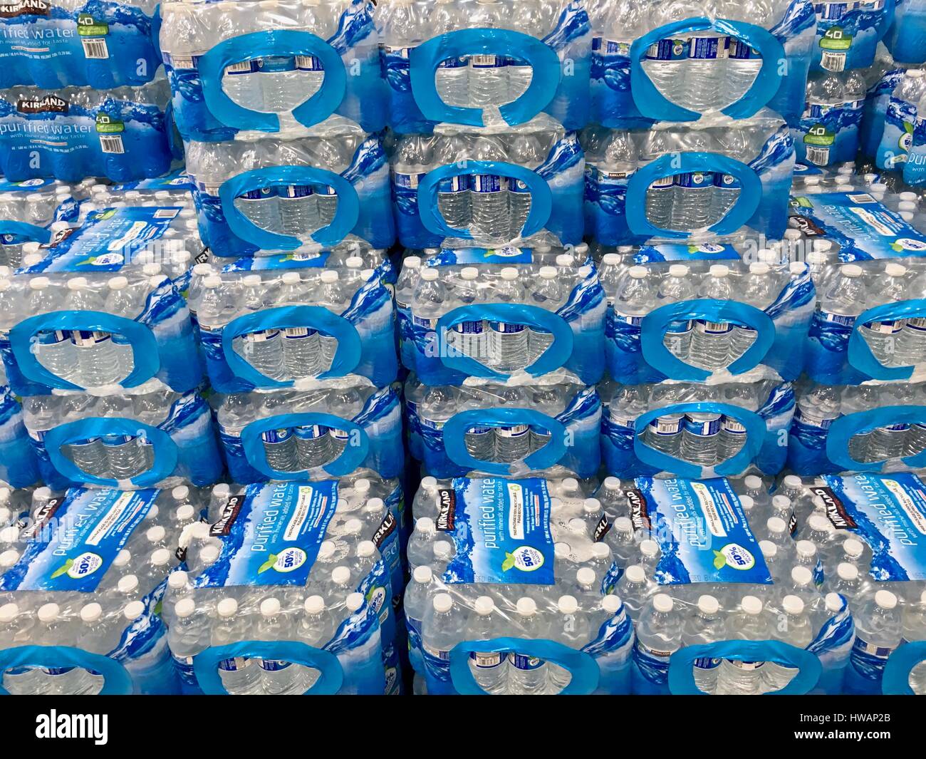 Los casos de botellas de agua en Costco Fotografía de stock Alamy