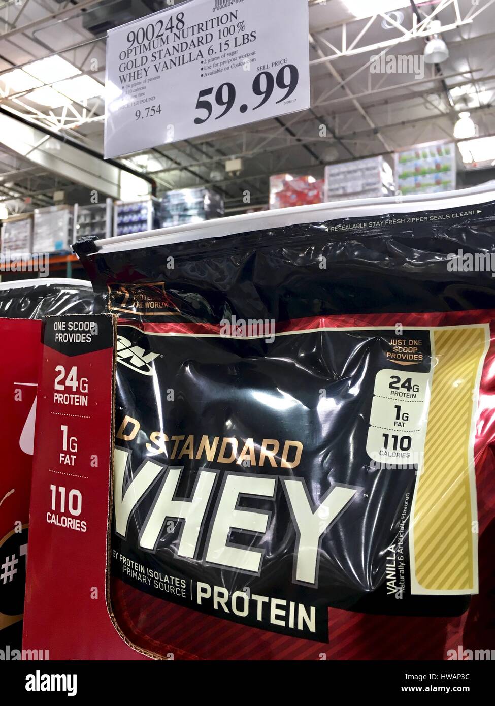 100 Whey Protein en venta en Costco Fotografía de stock Alamy