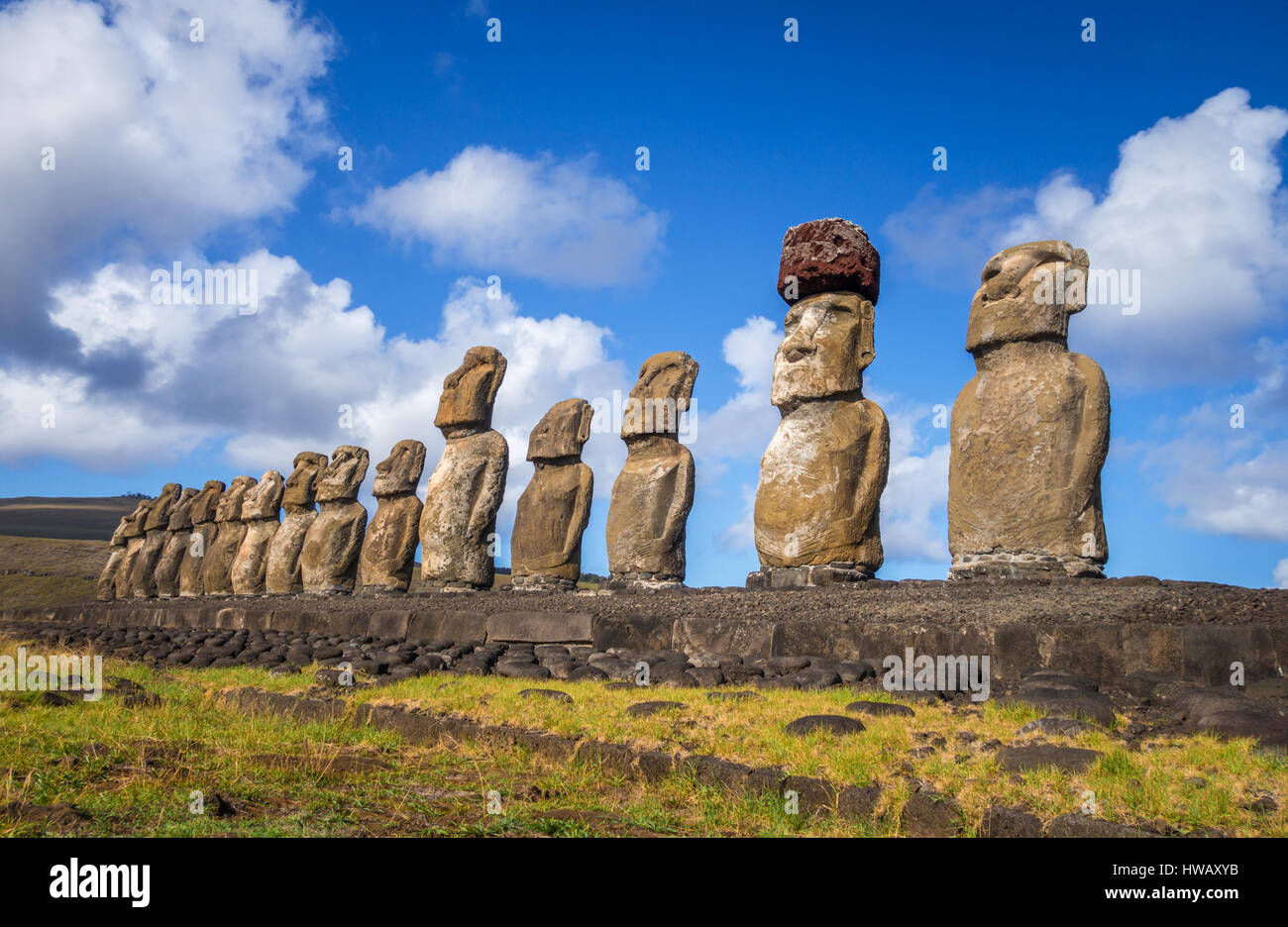 Estatuas moai, ahu Tongariki, Isla de Pascua, Chile Foto de stock