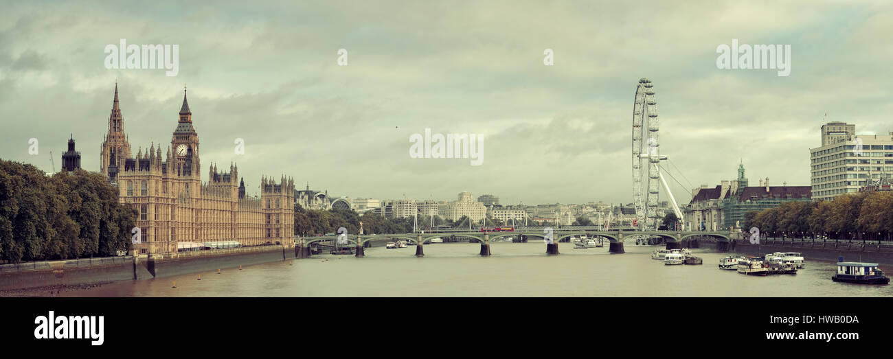 Panorama del río Támesis con el London Eye y el Palacio de Westminster en Londres. Foto de stock