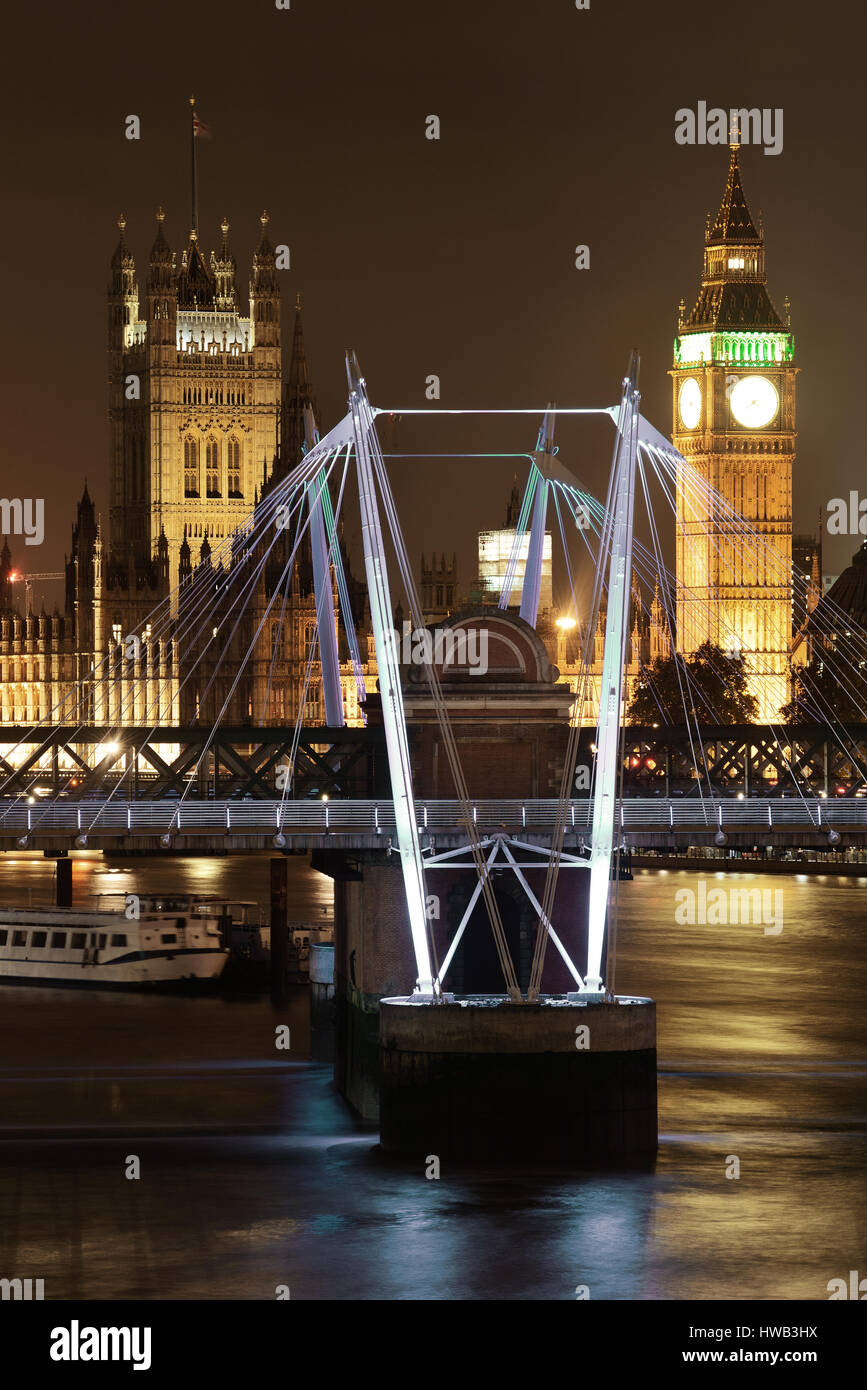 El Palacio de Westminster y el puente sobre el Río Támesis en Londres de noche Foto de stock