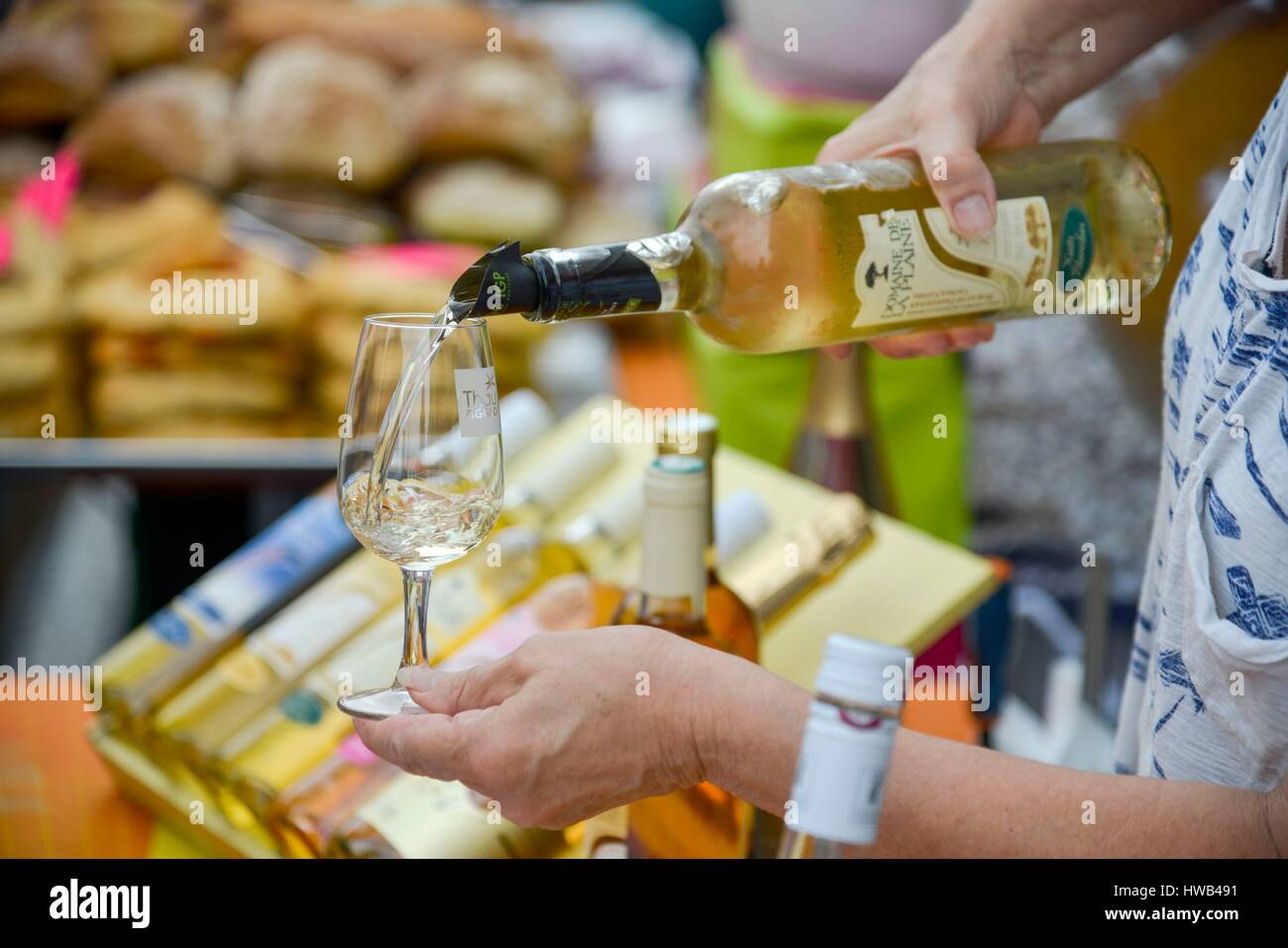 Francia, Herault, Mireval, Muscat degustación de vino blanco seco Foto de stock