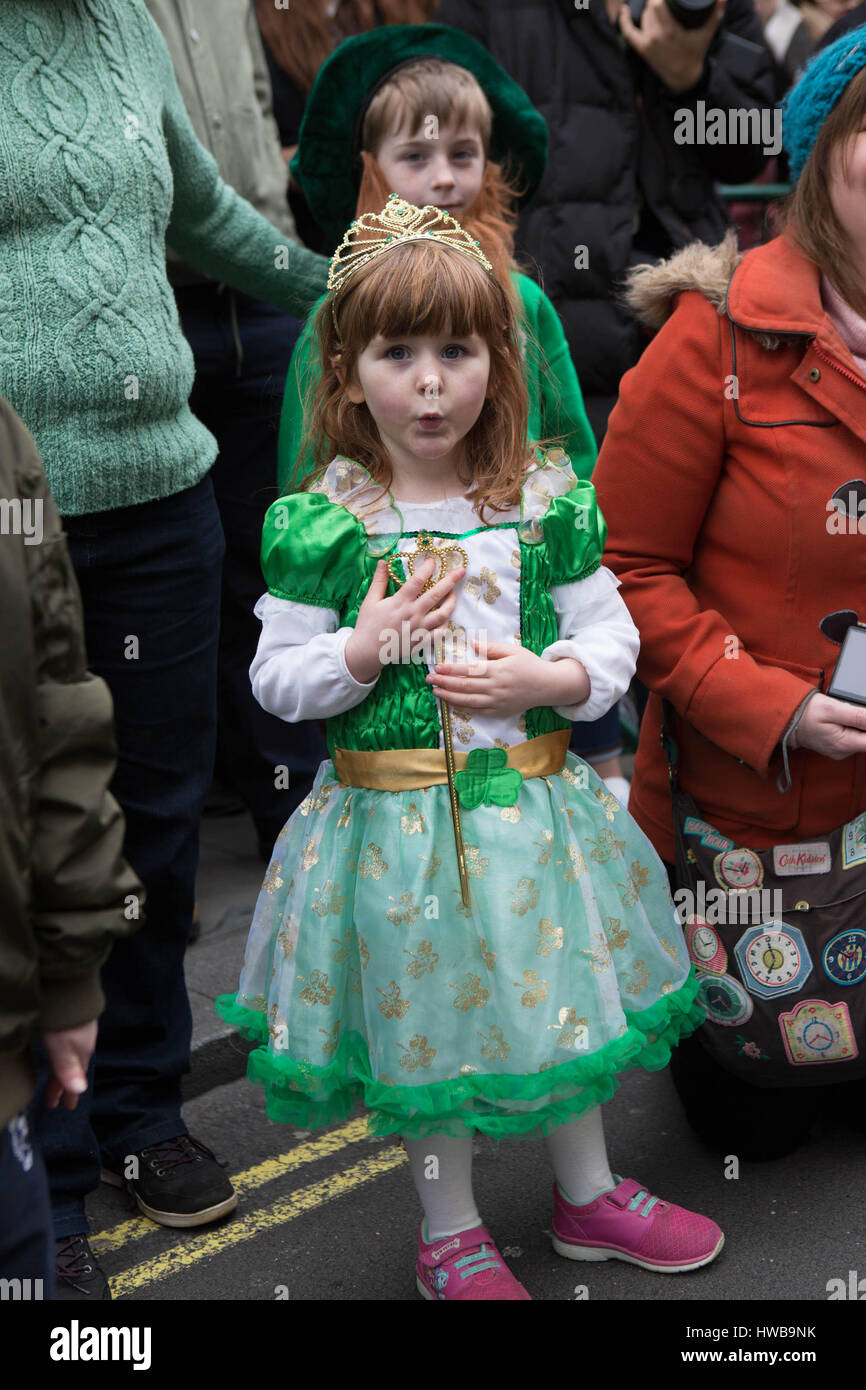 Londres, Reino Unido. El 19 de marzo, 2017. St Patrick's festival parade participantes una niña Viste a ver el desfile pasan por Crédito: Brian Southam/alamy live news Foto de stock