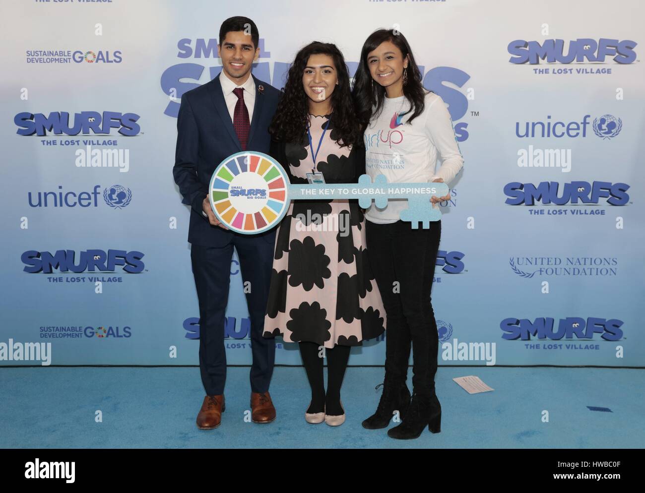 Naciones Unidas, Nueva York, Estados Unidos, 18 de marzo de 2017 - ONU  jóvenes defensores de los objetivos del desarrollo sostenible, Noor Samee  Jerath Karan, Sarina Divan plantean en la Sede de