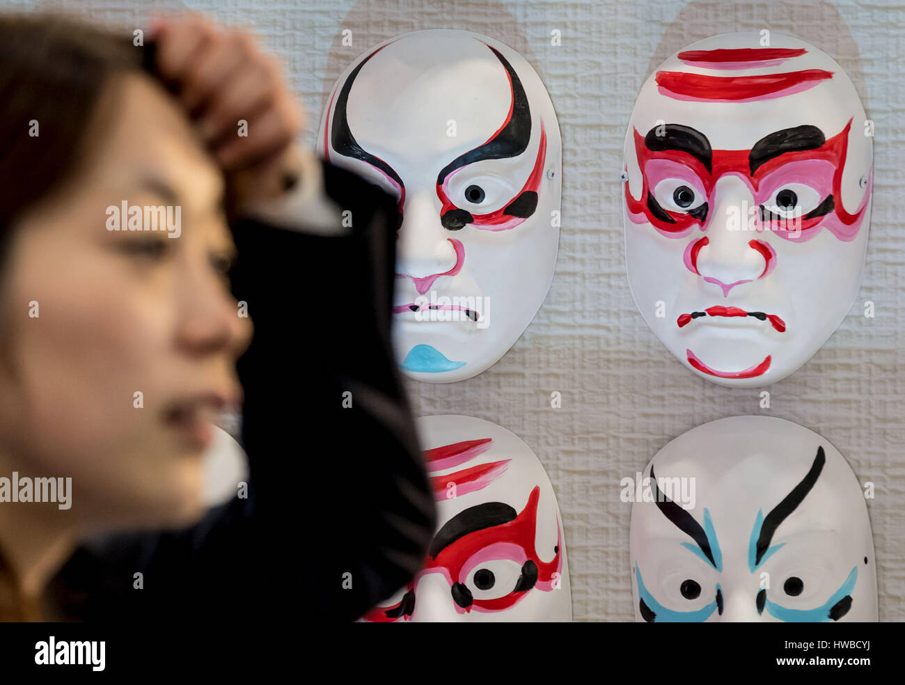 Hannover, Alemania. 19 Mar, 2017. Máscaras japonesas colgando en el recinto ferial de la feria CeBIT en Hannover, Alemania, el 19 de marzo de 2017. Japón es el país socio de la CeBIT 2017. Foto: Peter Steffen/dpa/Alamy Live News Foto de stock